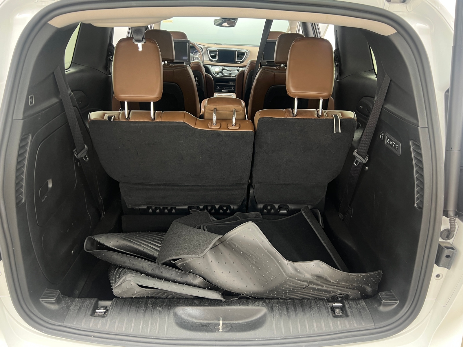Thumbnail: 2017 Chrysler Pacifica - 6
