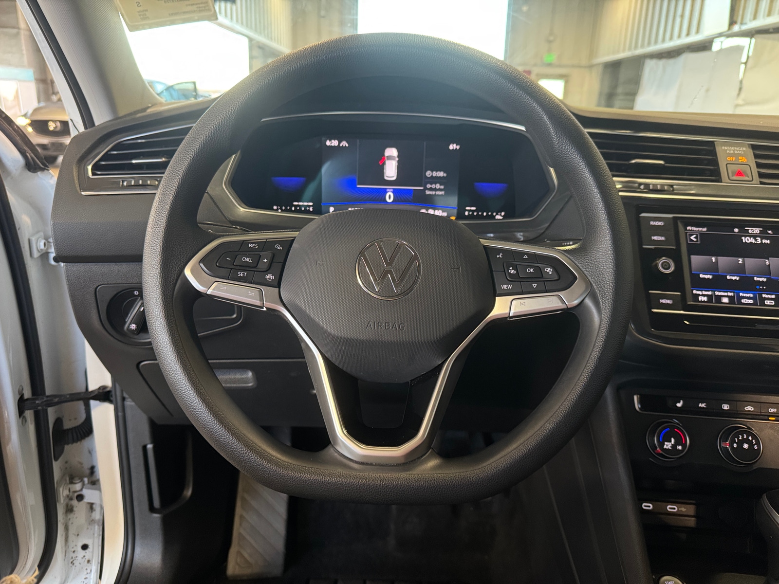 Thumbnail: 2022 Volkswagen Tiguan - 5