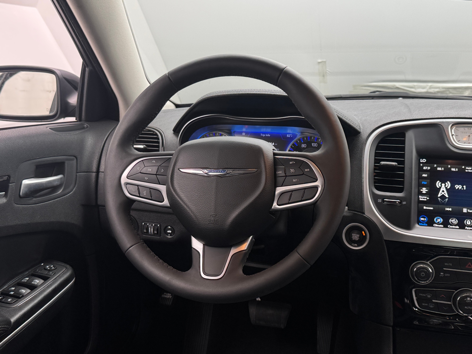 Thumbnail: 2023 Chrysler 300 - 4