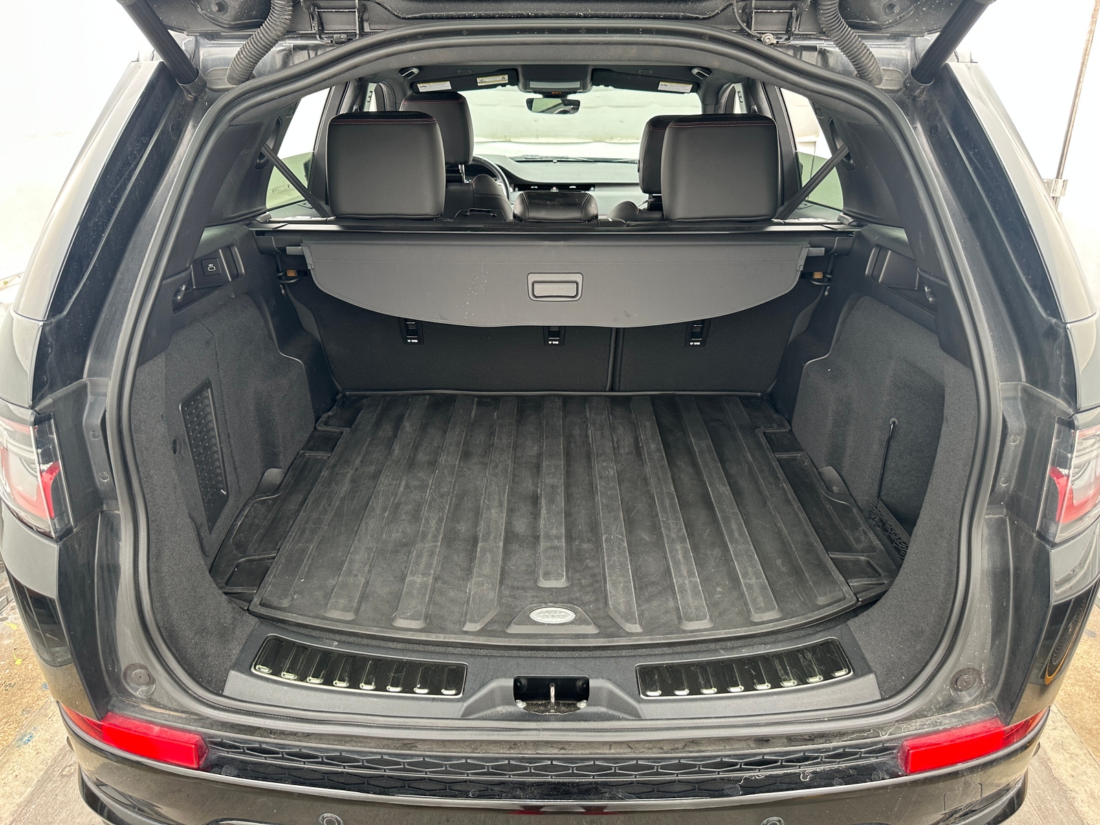 Thumbnail: 2023 Land Rover Discovery Sport - 6