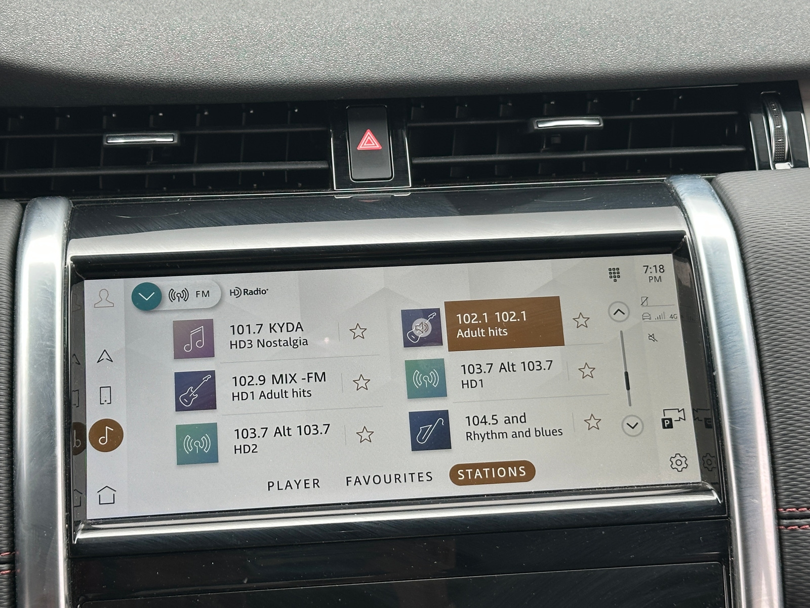 Thumbnail: 2023 Land Rover Discovery Sport - 3