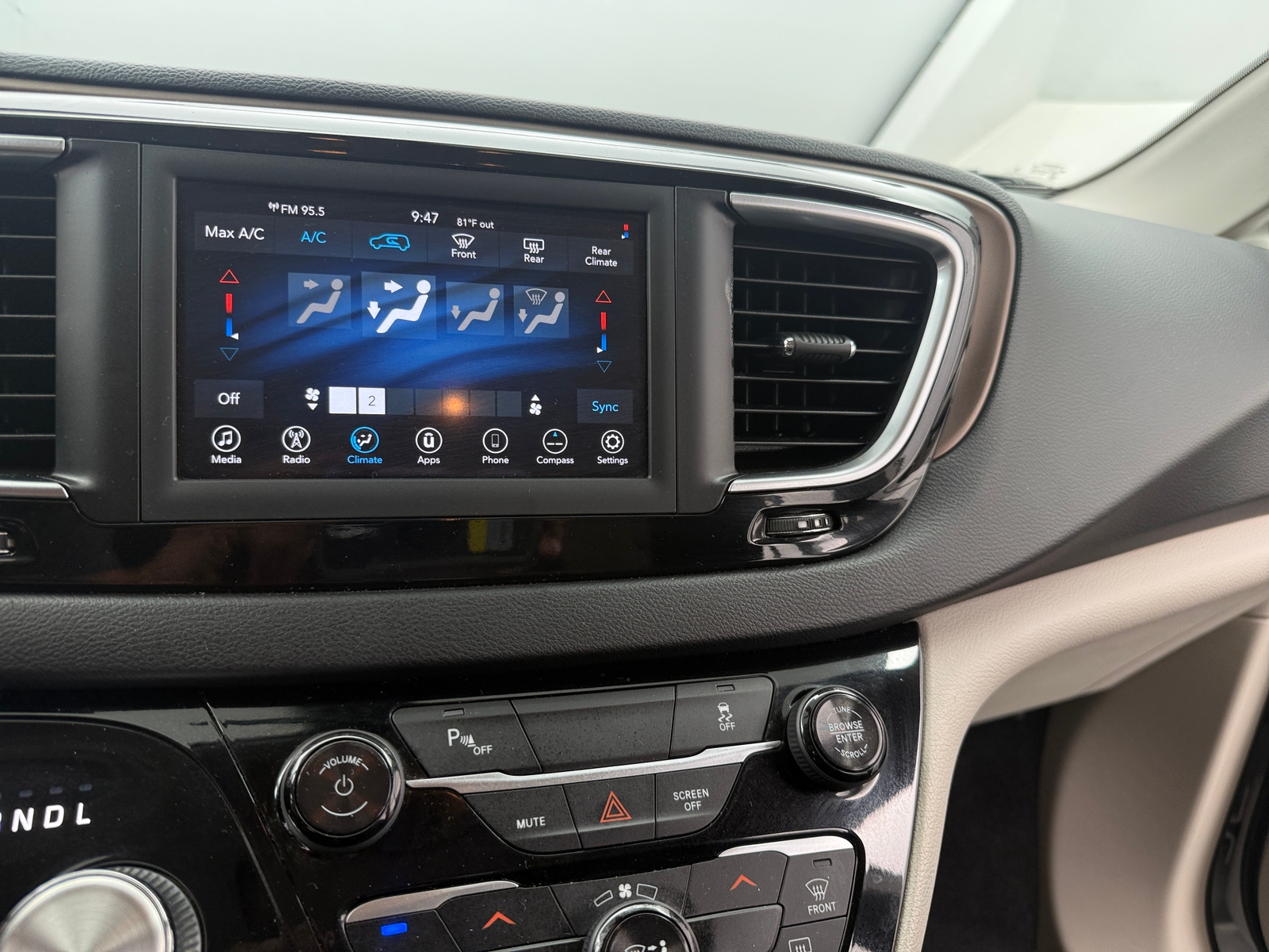 Thumbnail: 2019 Chrysler Pacifica - 4