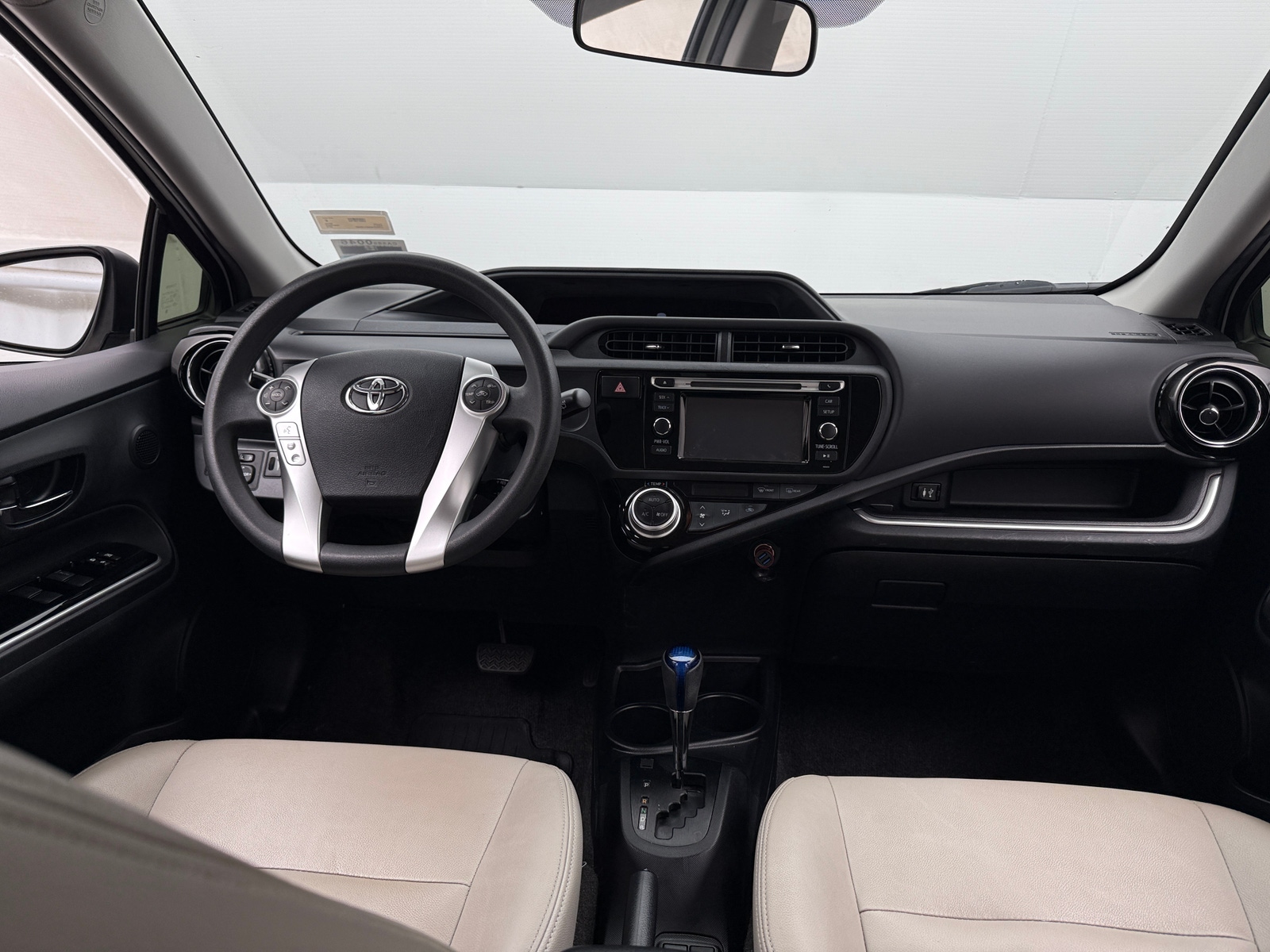 Thumbnail: 2016 Toyota Prius c - 3