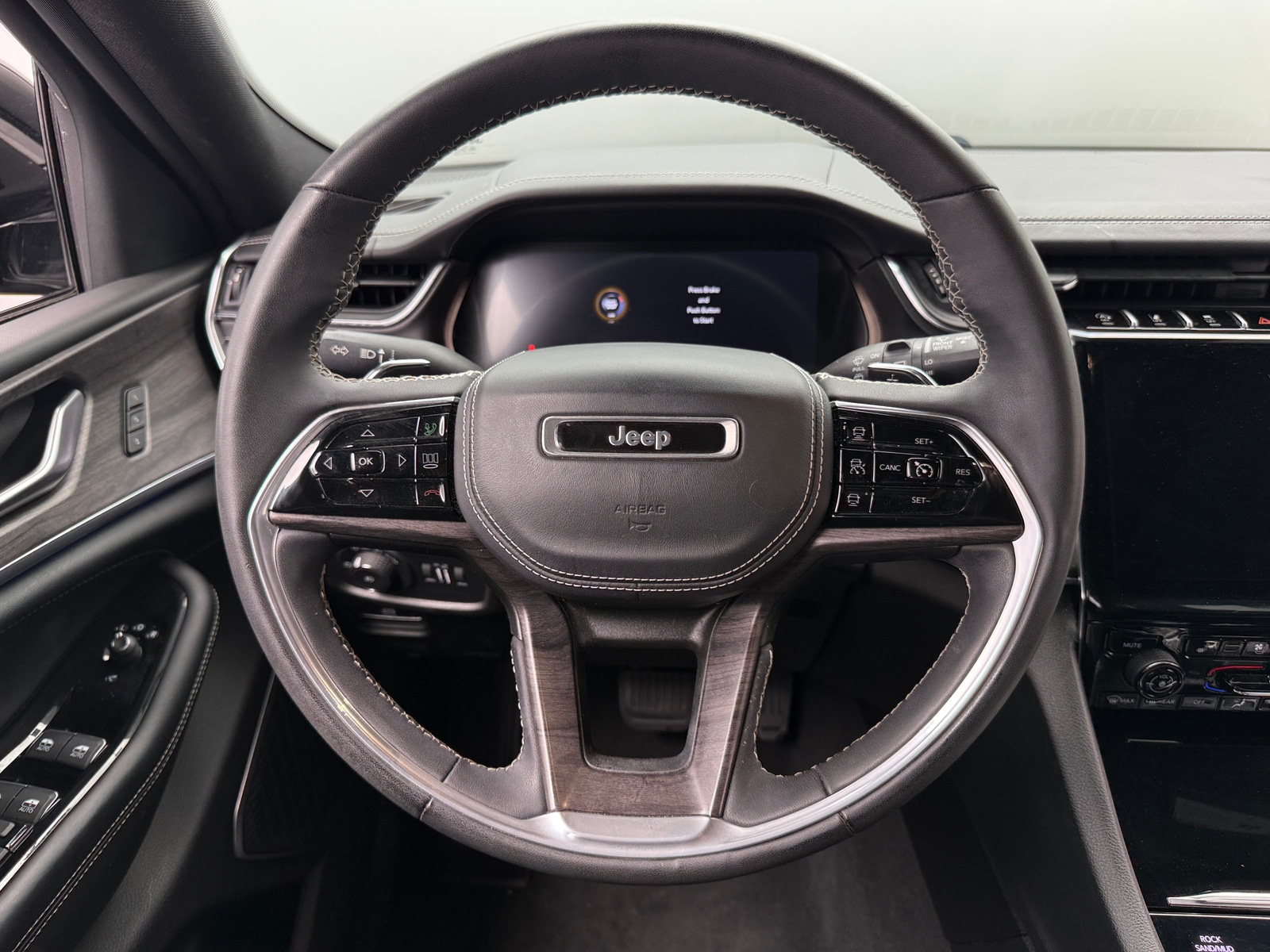 Thumbnail: 2023 Jeep Grand Cherokee L - 4