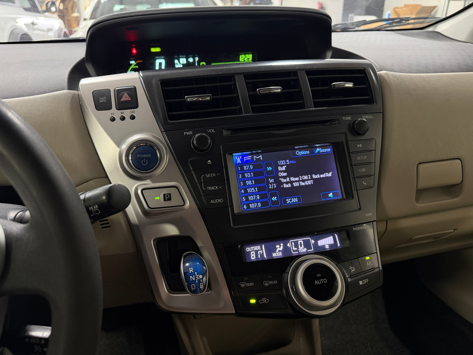 Thumbnail: 2014 Toyota Prius v - 4