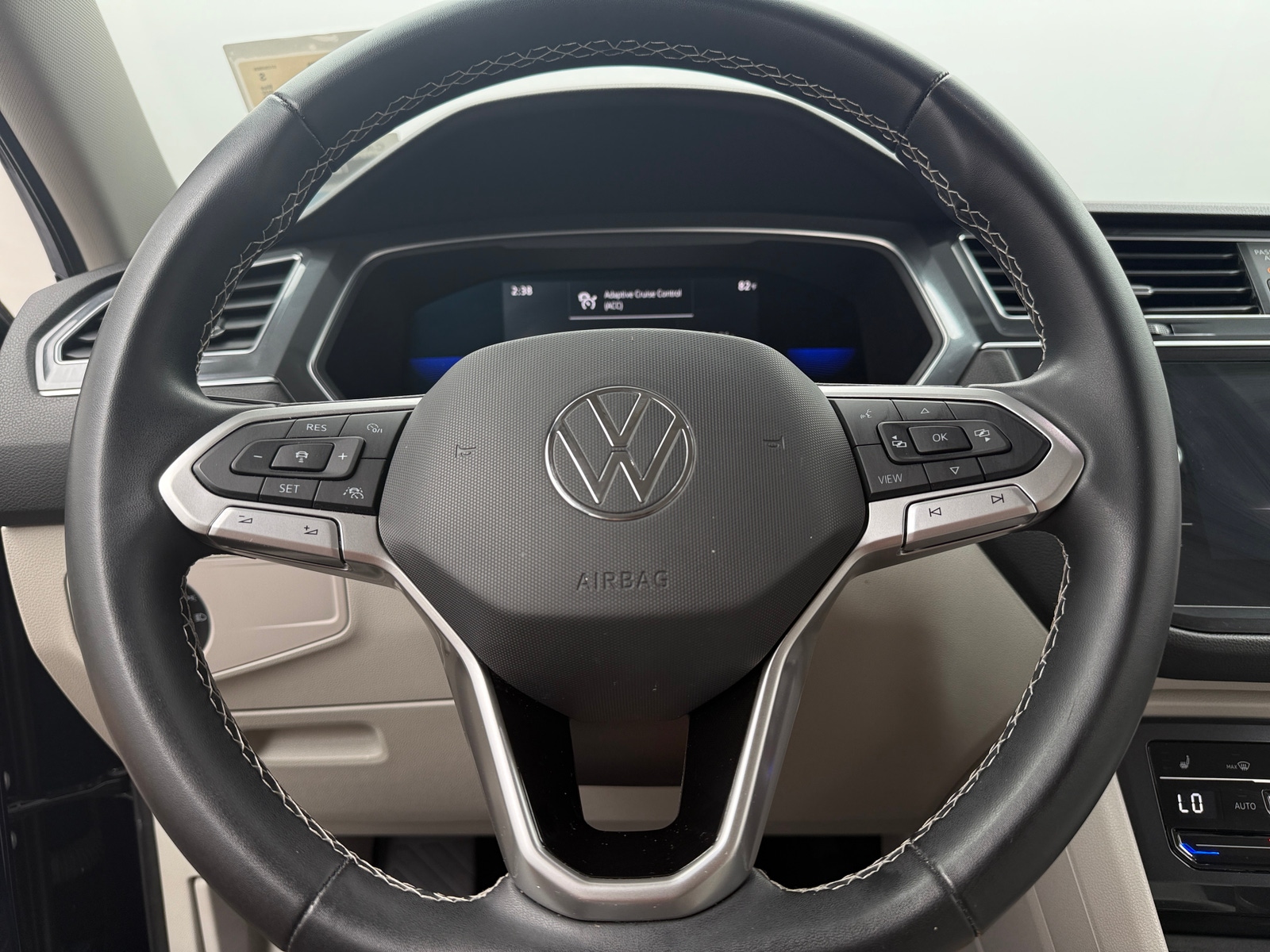 Thumbnail: 2022 Volkswagen Tiguan - 4