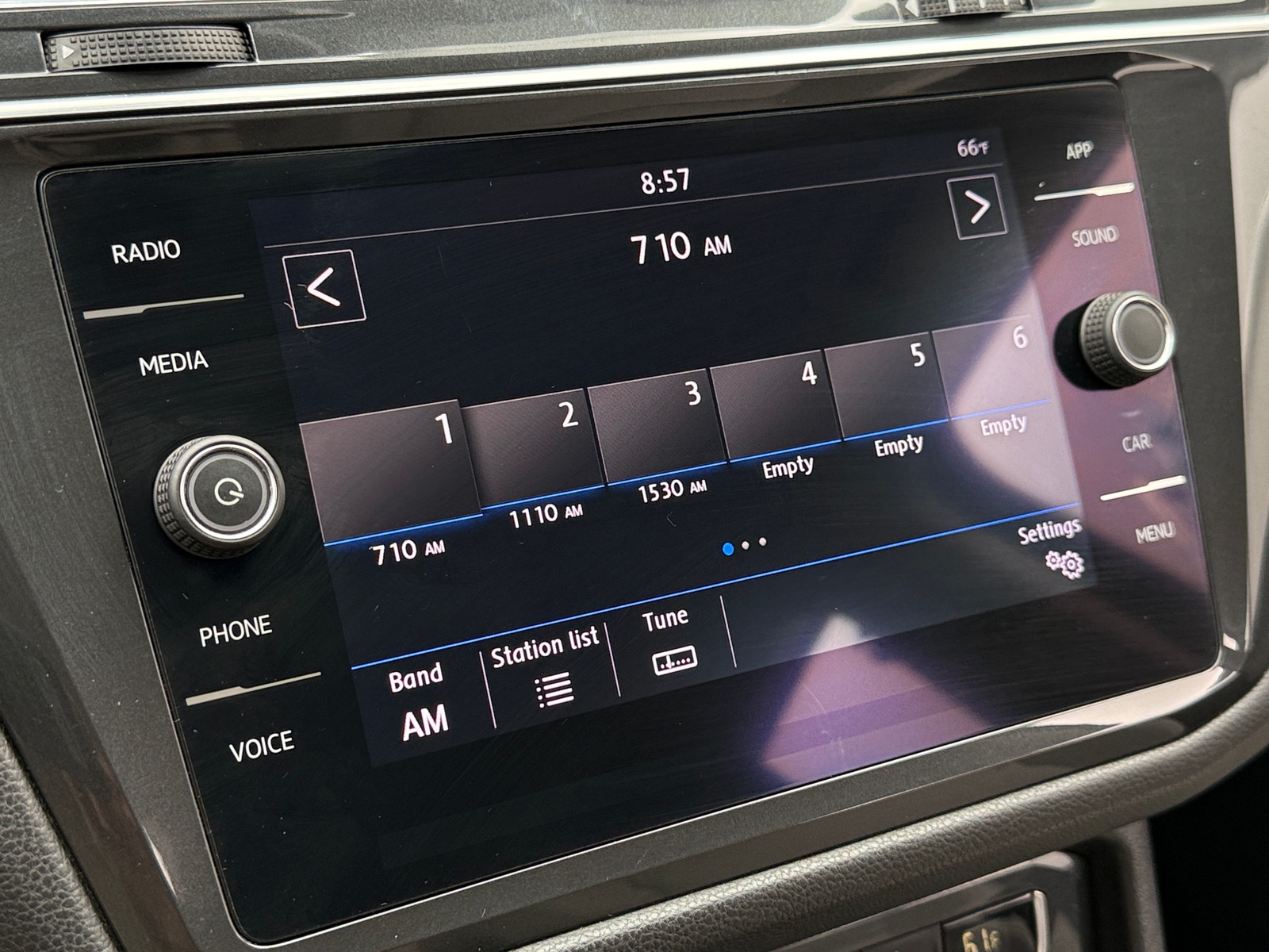 Thumbnail: 2018 Volkswagen Tiguan - 4
