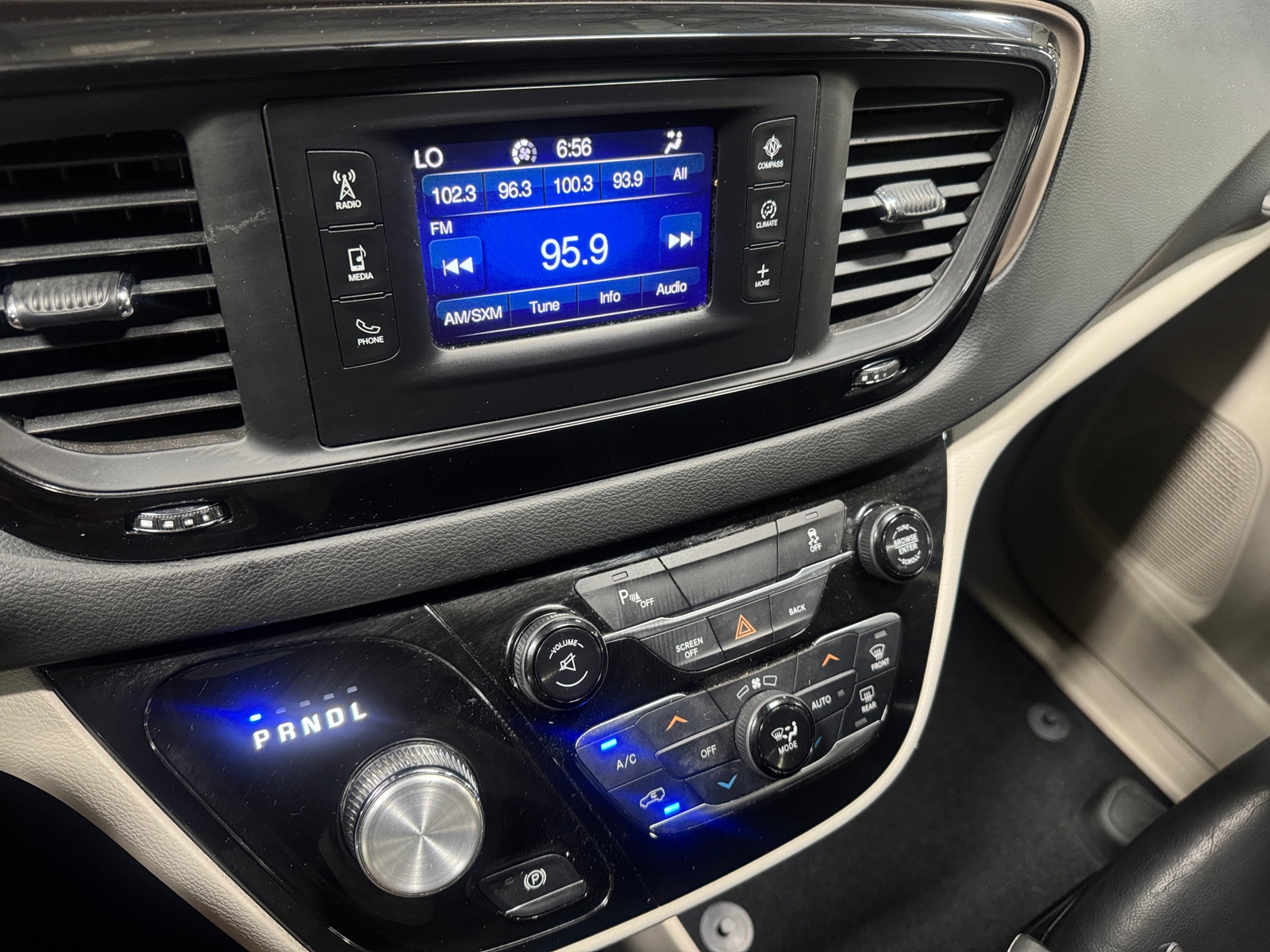 Thumbnail: 2017 Chrysler Pacifica - 3
