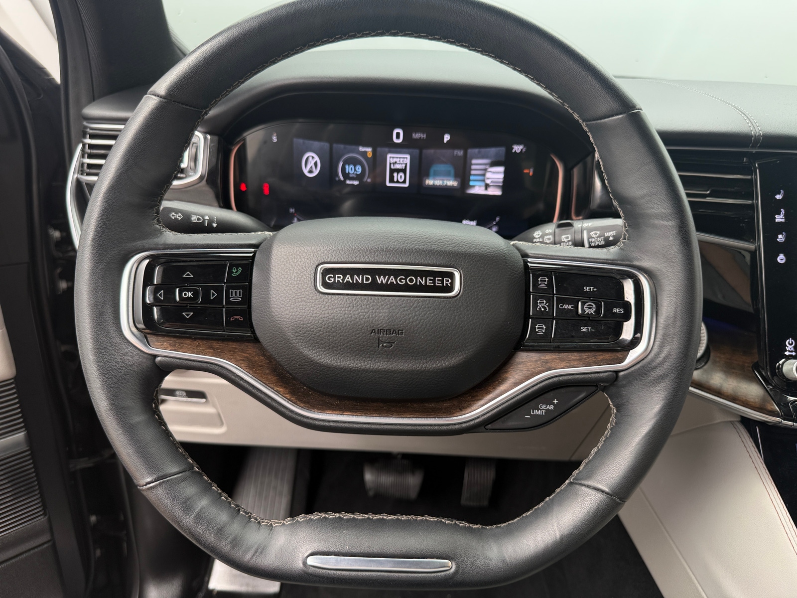 Thumbnail: 2025 Jeep Grand Wagoneer - 4