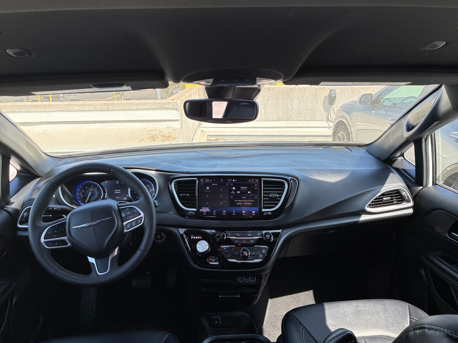Thumbnail: 2025 Chrysler Pacifica - 3
