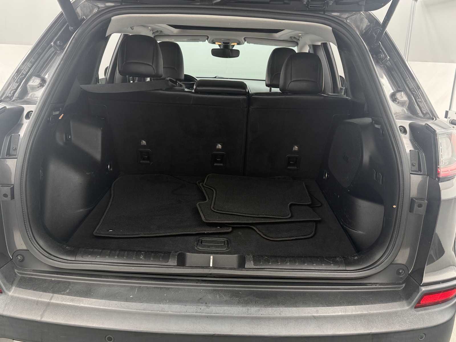 Thumbnail: 2019 Jeep Cherokee - 6