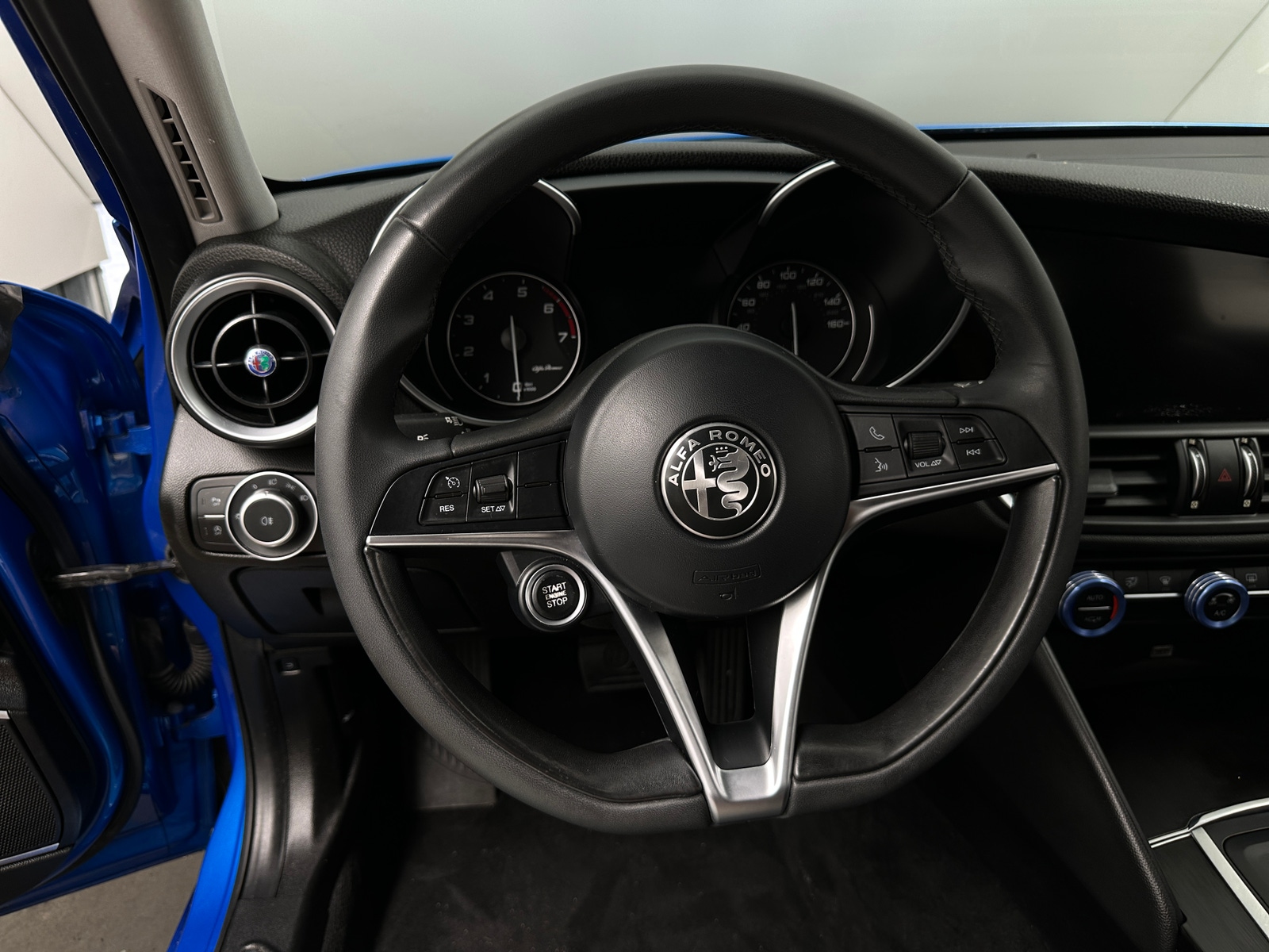 Thumbnail: 2018 Alfa Romeo Giulia - 4