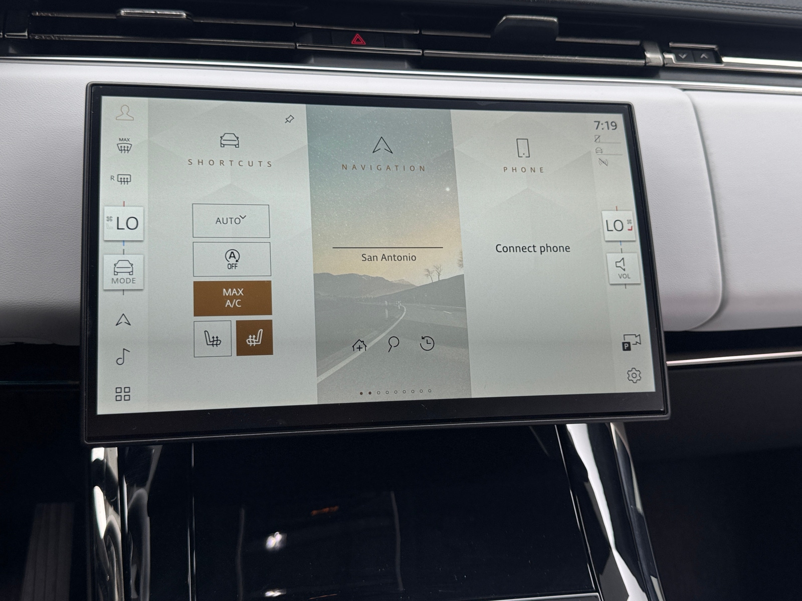 Thumbnail: 2025 Land Rover Range Rover Sport - 4