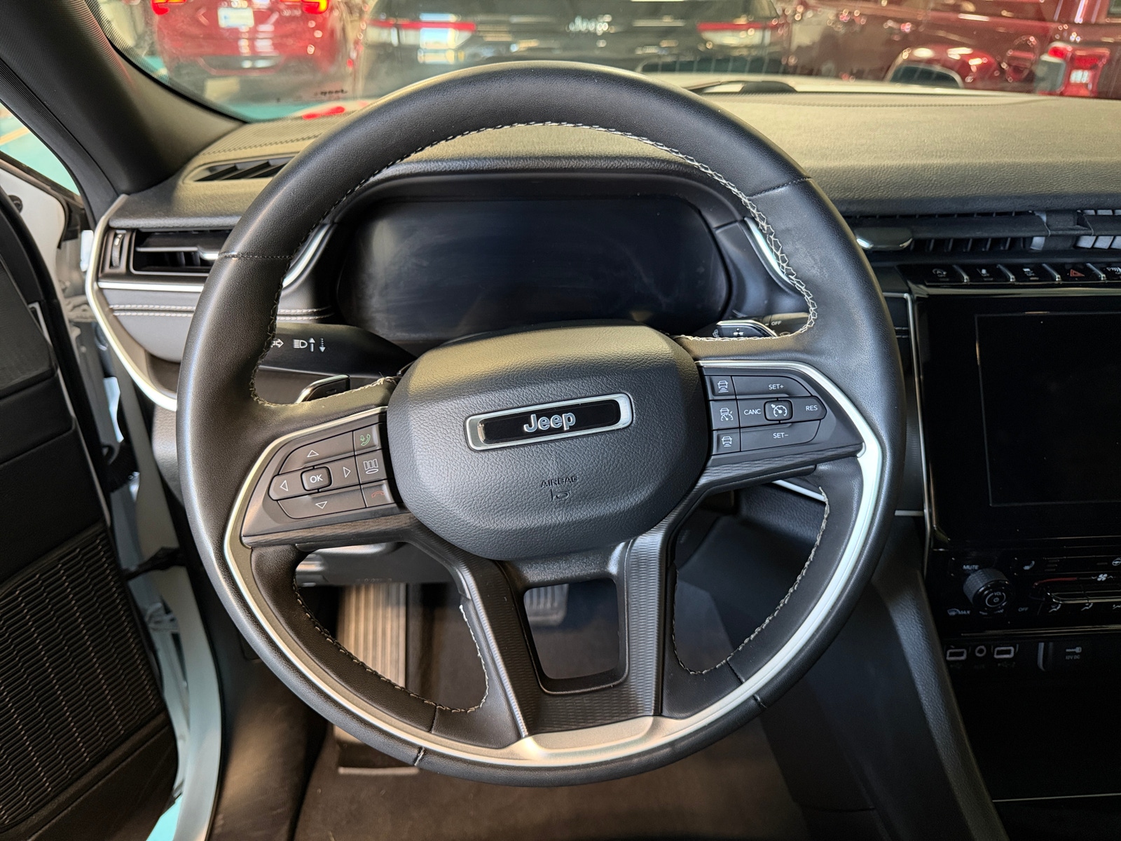 Thumbnail: 2023 Jeep Grand Cherokee L - 4