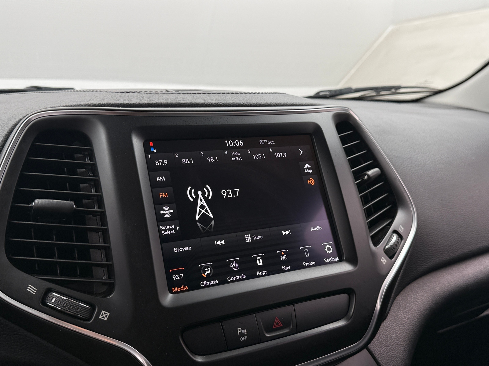 Thumbnail: 2019 Jeep Cherokee - 4