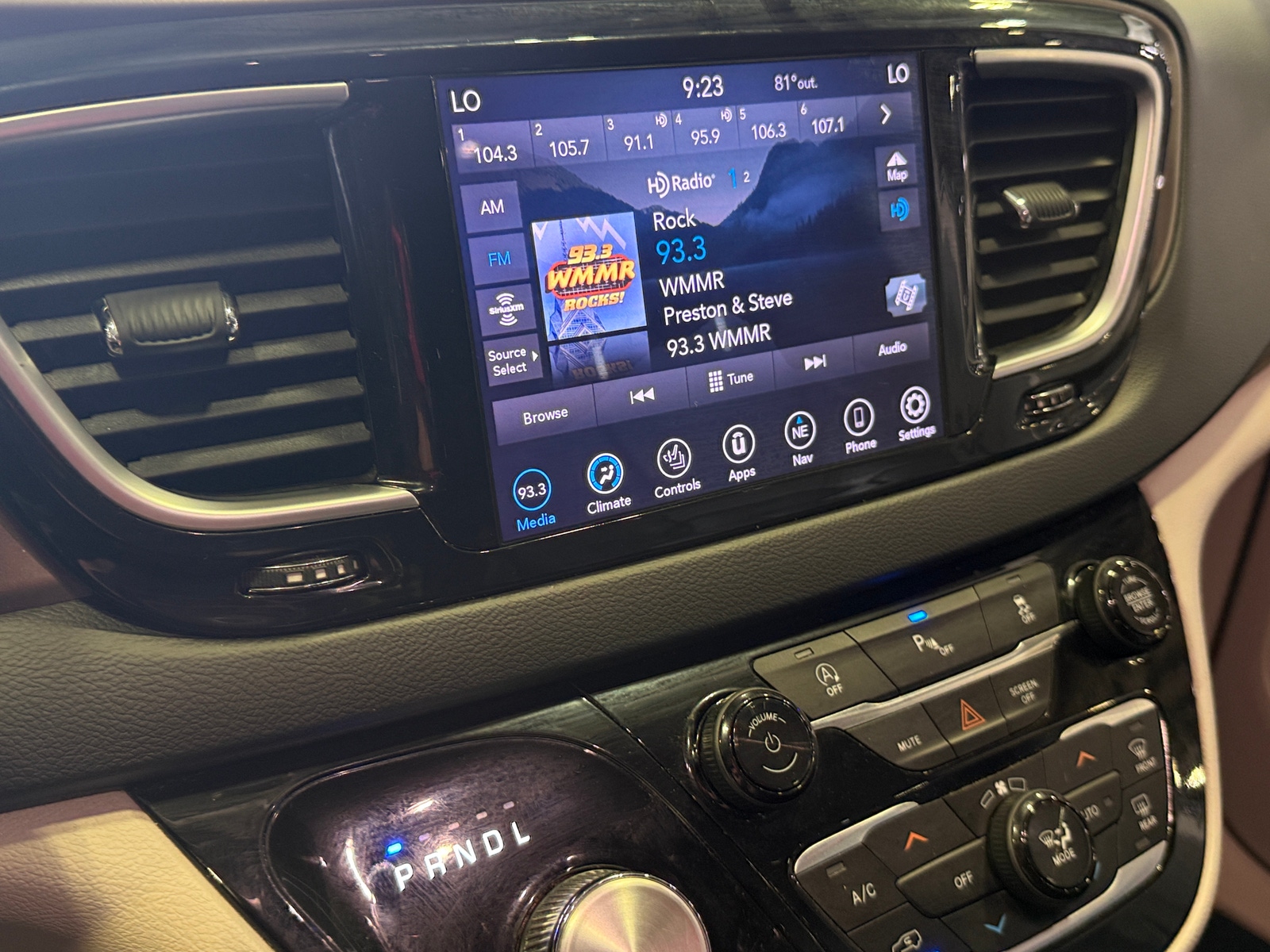 Thumbnail: 2019 Chrysler Pacifica - 3