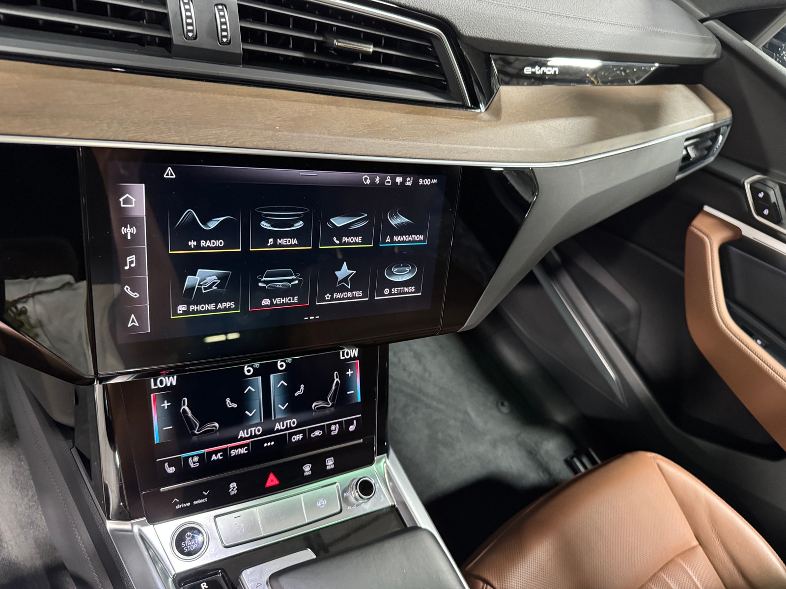 Thumbnail: 2024 Audi Q8 e-tron - 3