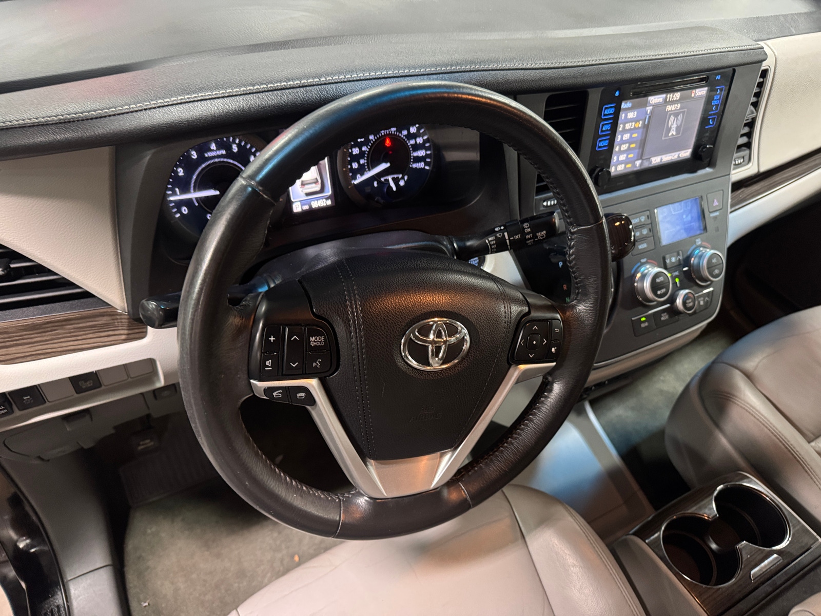 Thumbnail: 2017 Toyota Sienna - 4