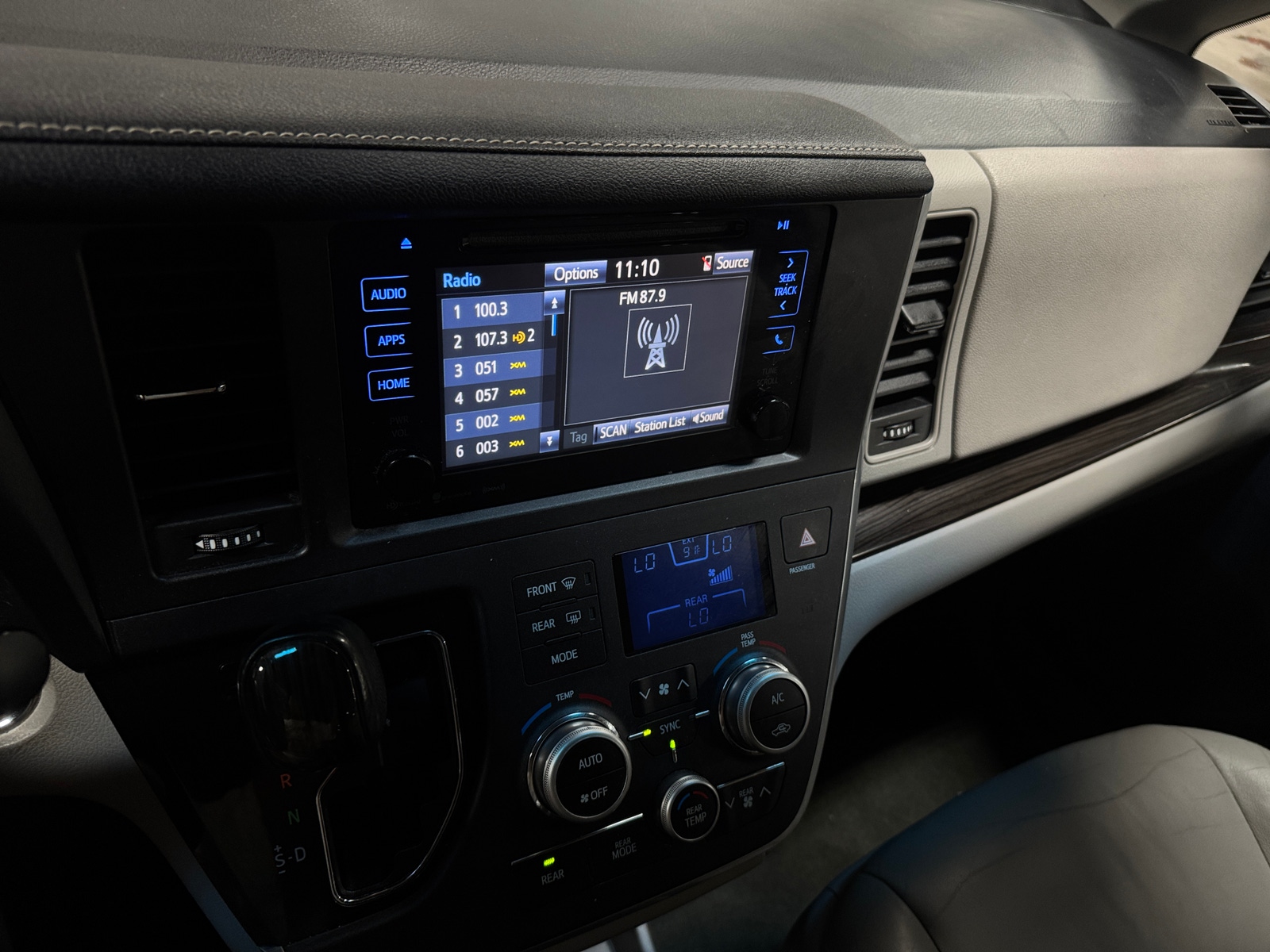 Thumbnail: 2017 Toyota Sienna - 3