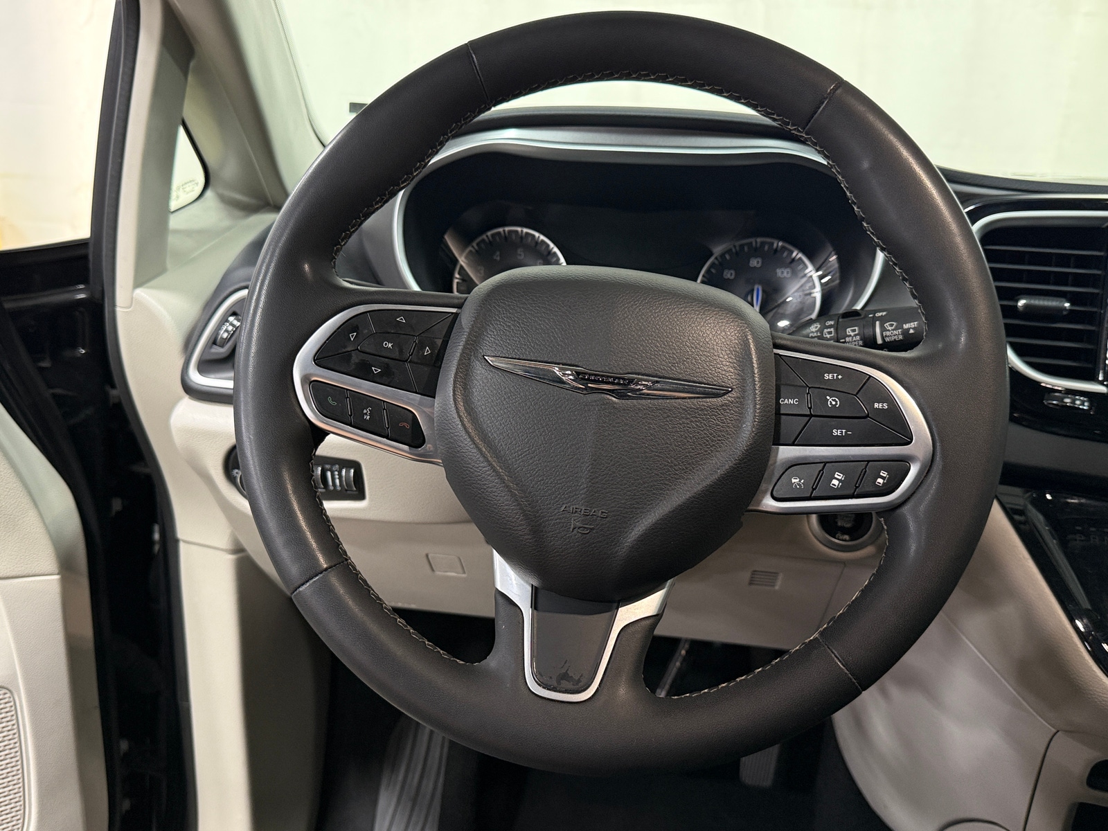 Thumbnail: 2023 Chrysler Pacifica - 4