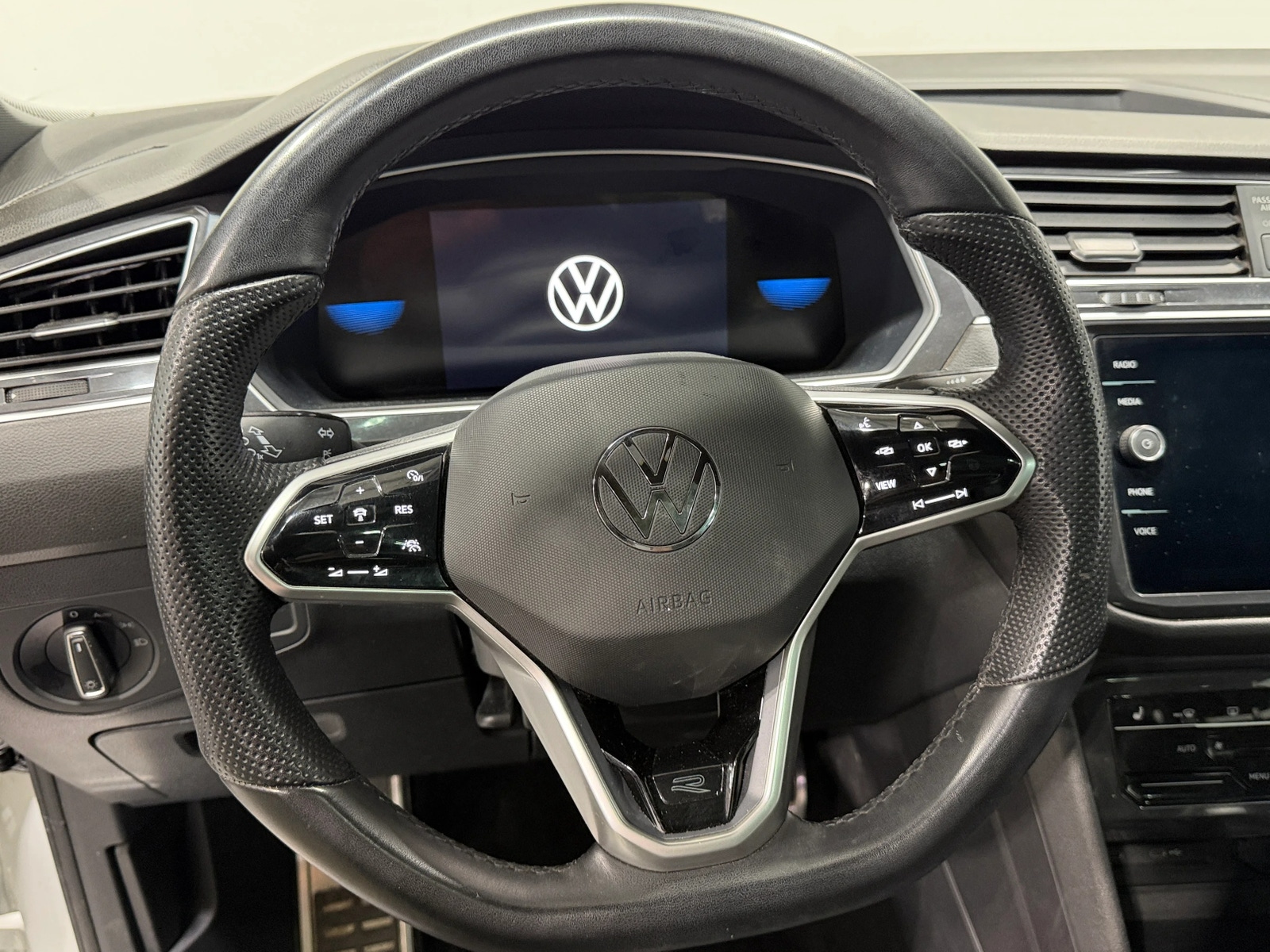 Thumbnail: 2023 Volkswagen Tiguan - 4
