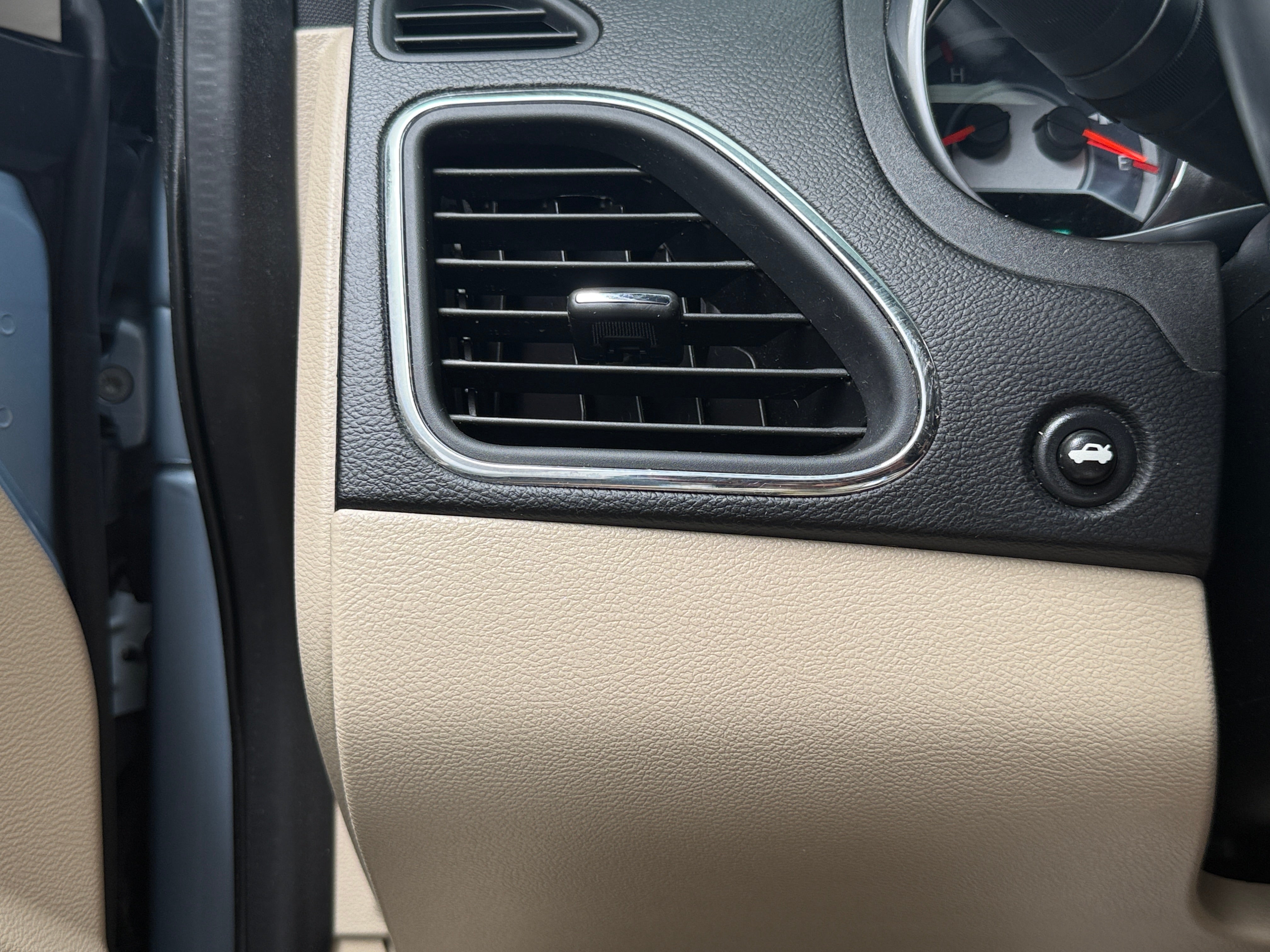 Used 2013 Chrysler 200 Touring with VIN 1C3BCBEG0DN524831 for sale in Pewaukee, WI