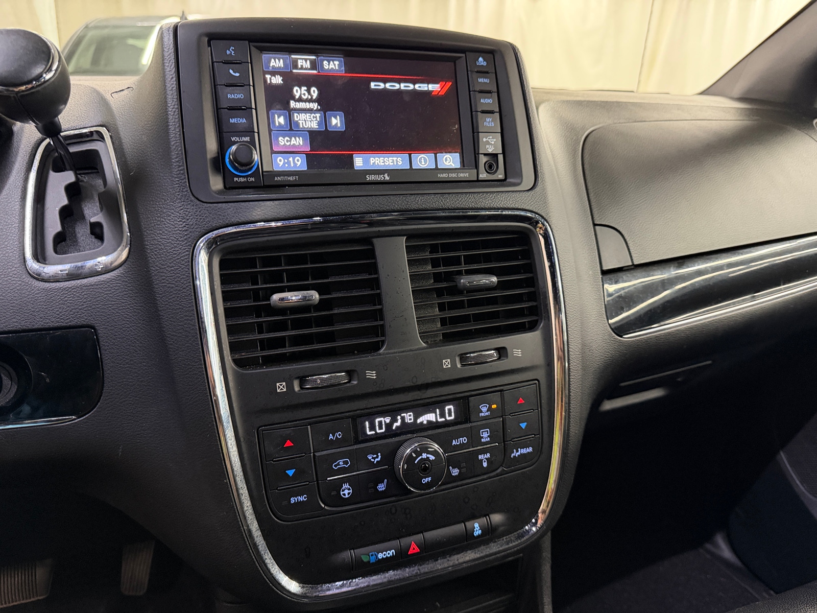 Thumbnail: 2016 Dodge Grand Caravan - 3