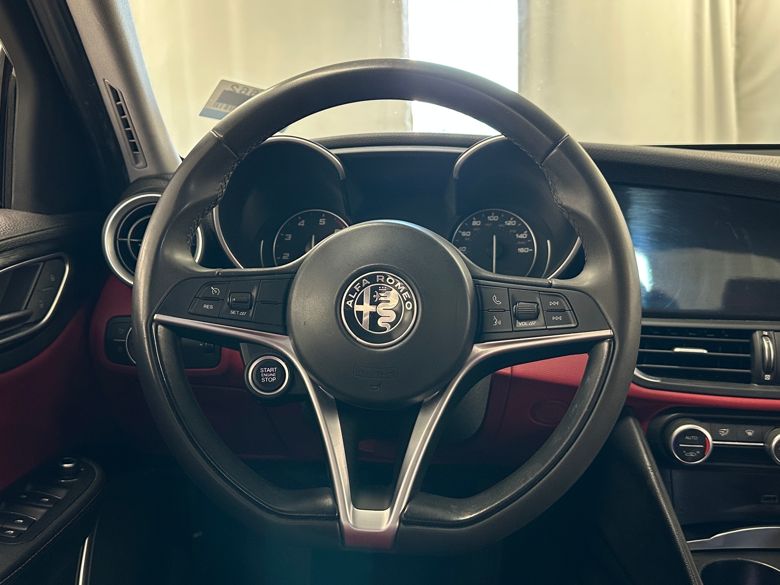 Thumbnail: 2019 Alfa Romeo Giulia - 4