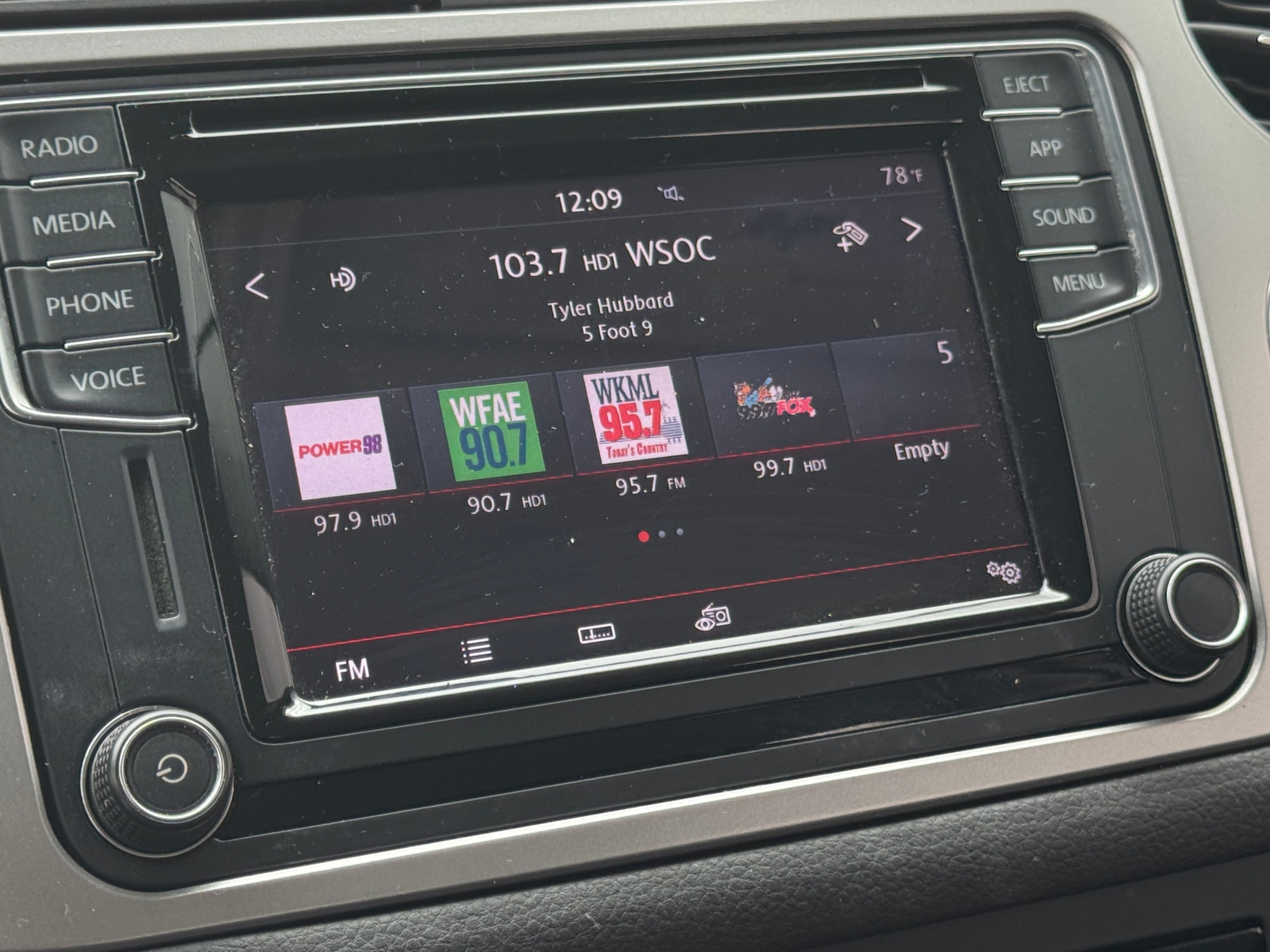 Thumbnail: 2017 Volkswagen Tiguan - 4