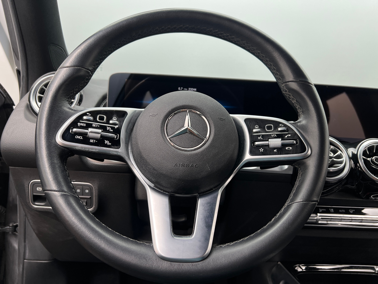 Thumbnail: 2022 Mercedes-Benz GLB - 4