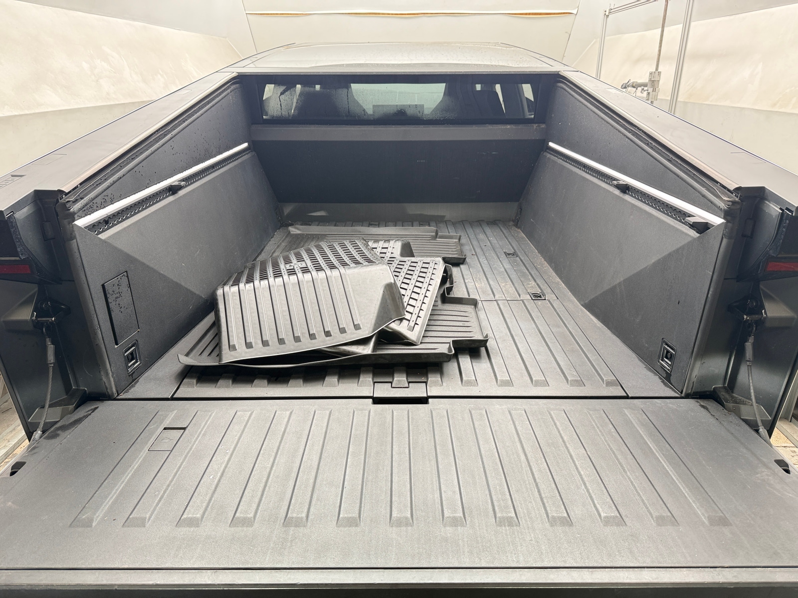 Thumbnail: 2024 Tesla Cybertruck - 6