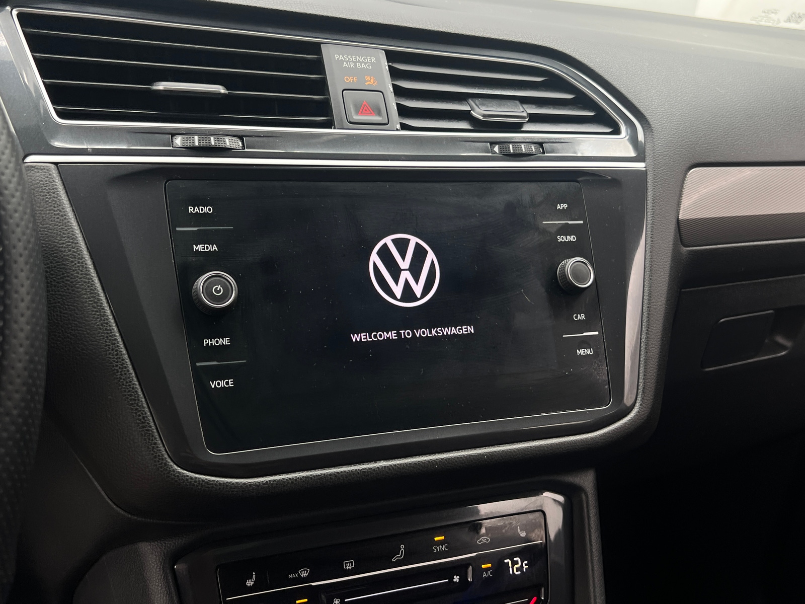 Thumbnail: 2023 Volkswagen Tiguan - 4
