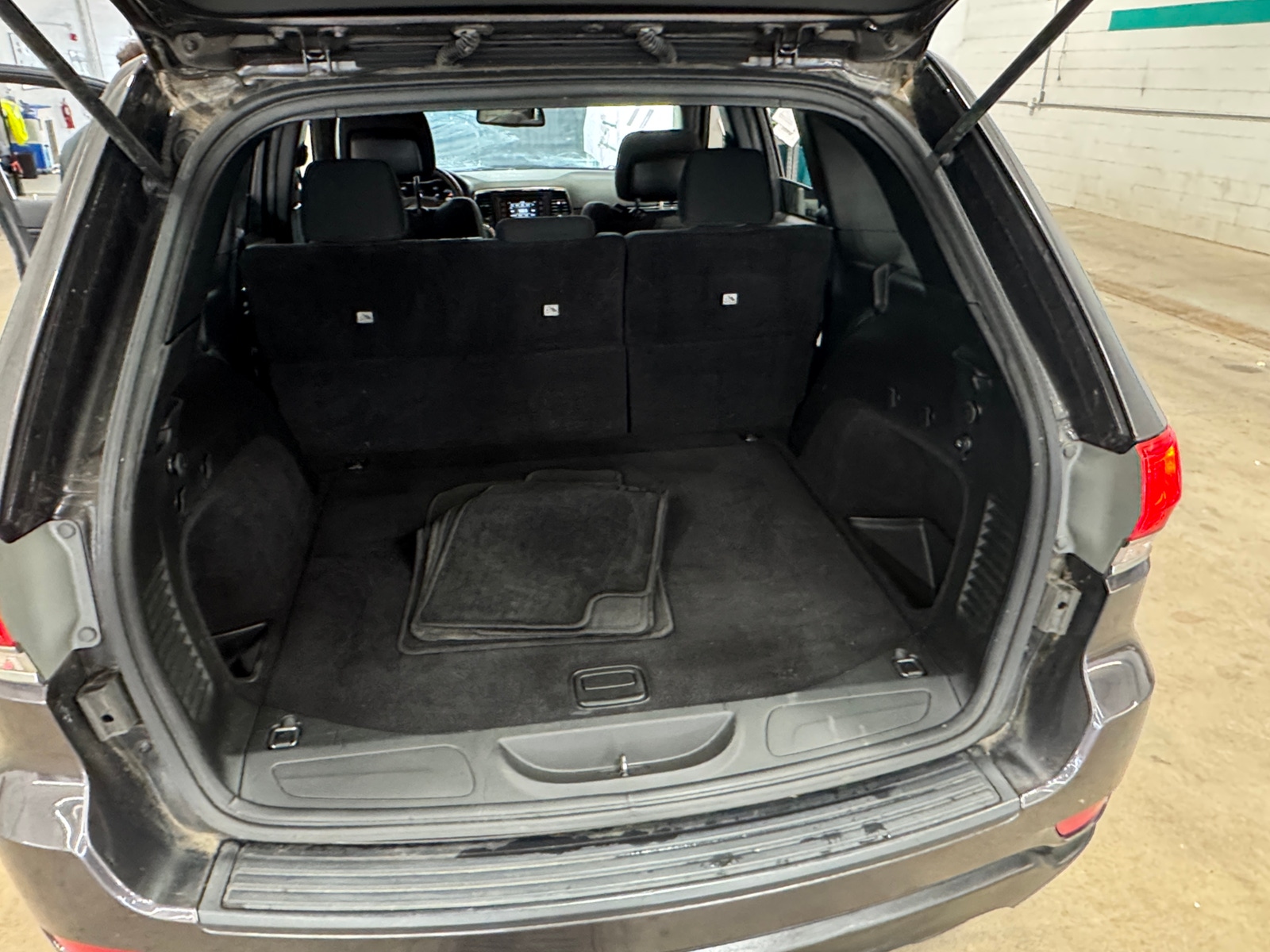 Thumbnail: 2015 Jeep Grand Cherokee - 7