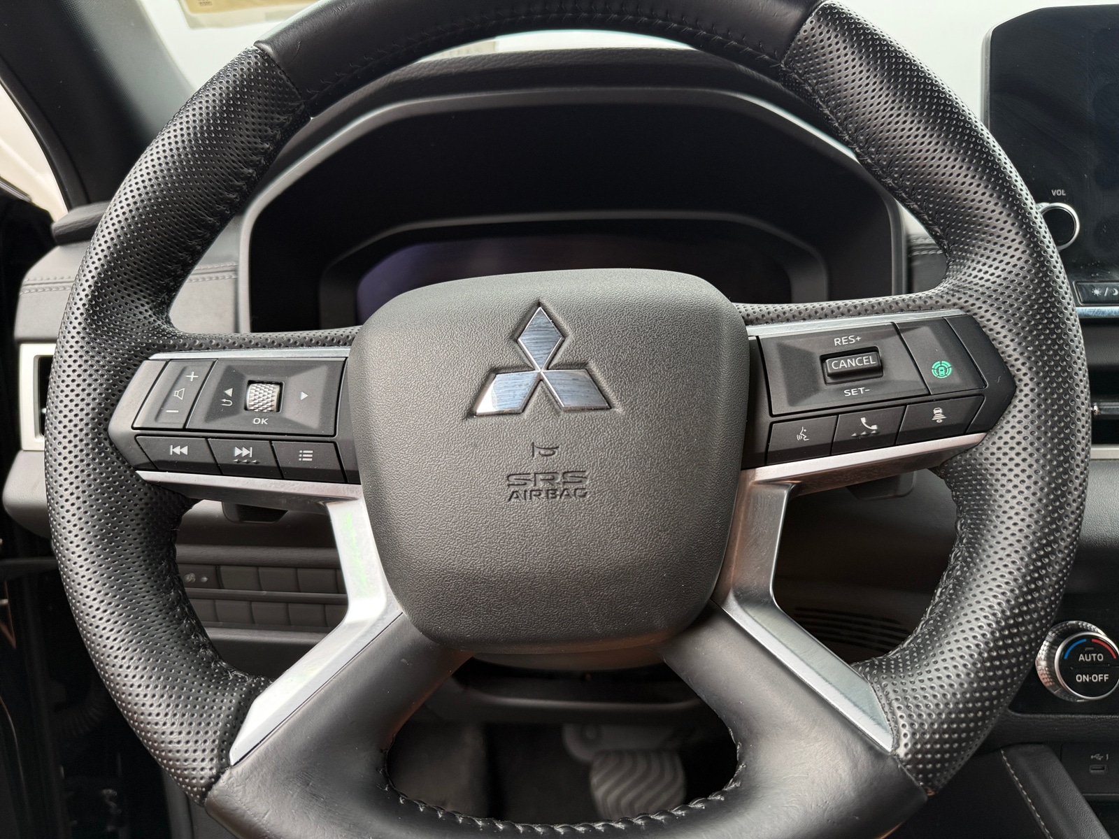 Thumbnail: 2023 Mitsubishi Outlander - 4