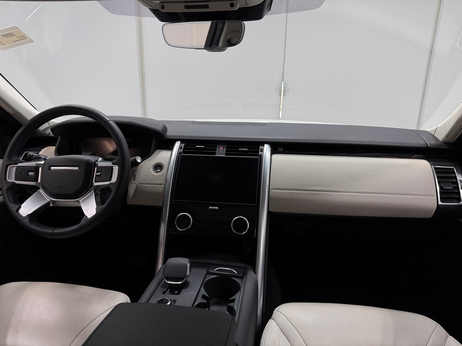 Thumbnail: 2025 Land Rover Discovery - 3