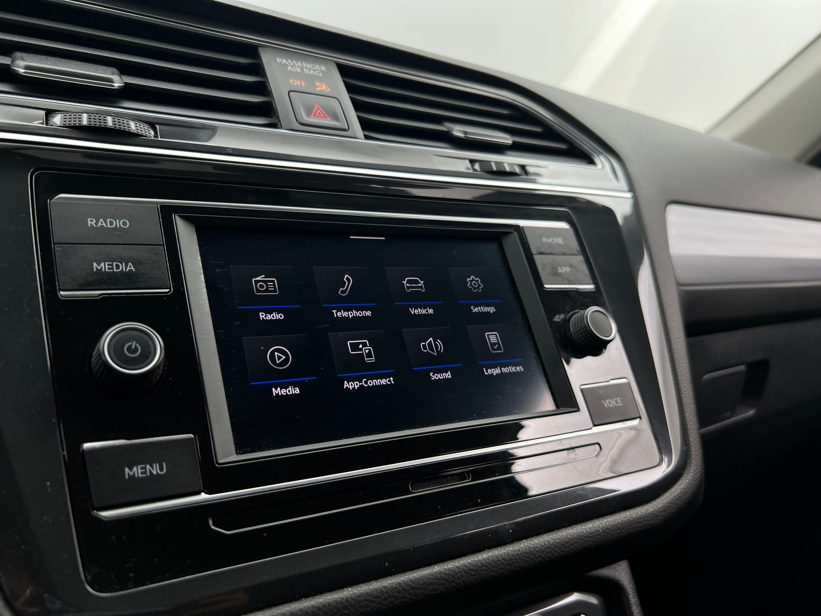 Thumbnail: 2023 Volkswagen Tiguan - 4