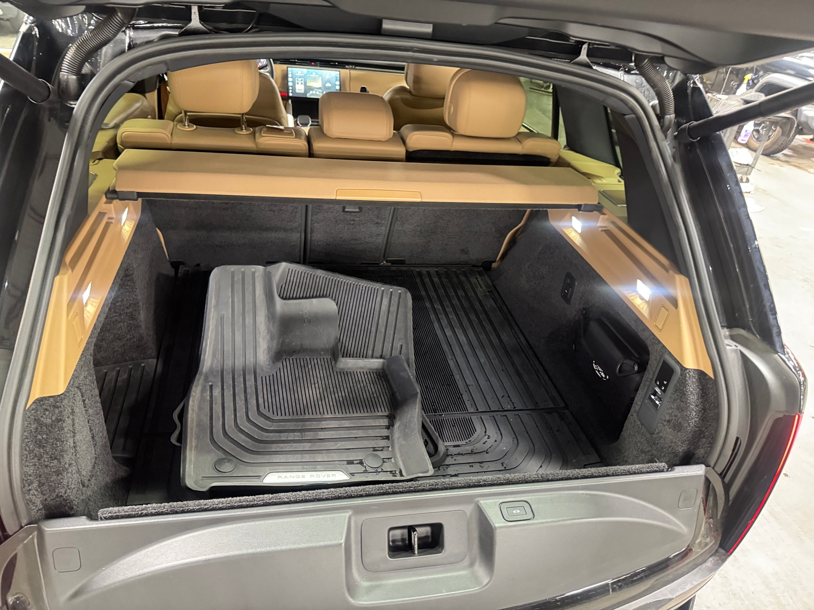 Thumbnail: 2026 Land Rover Range Rover - 7