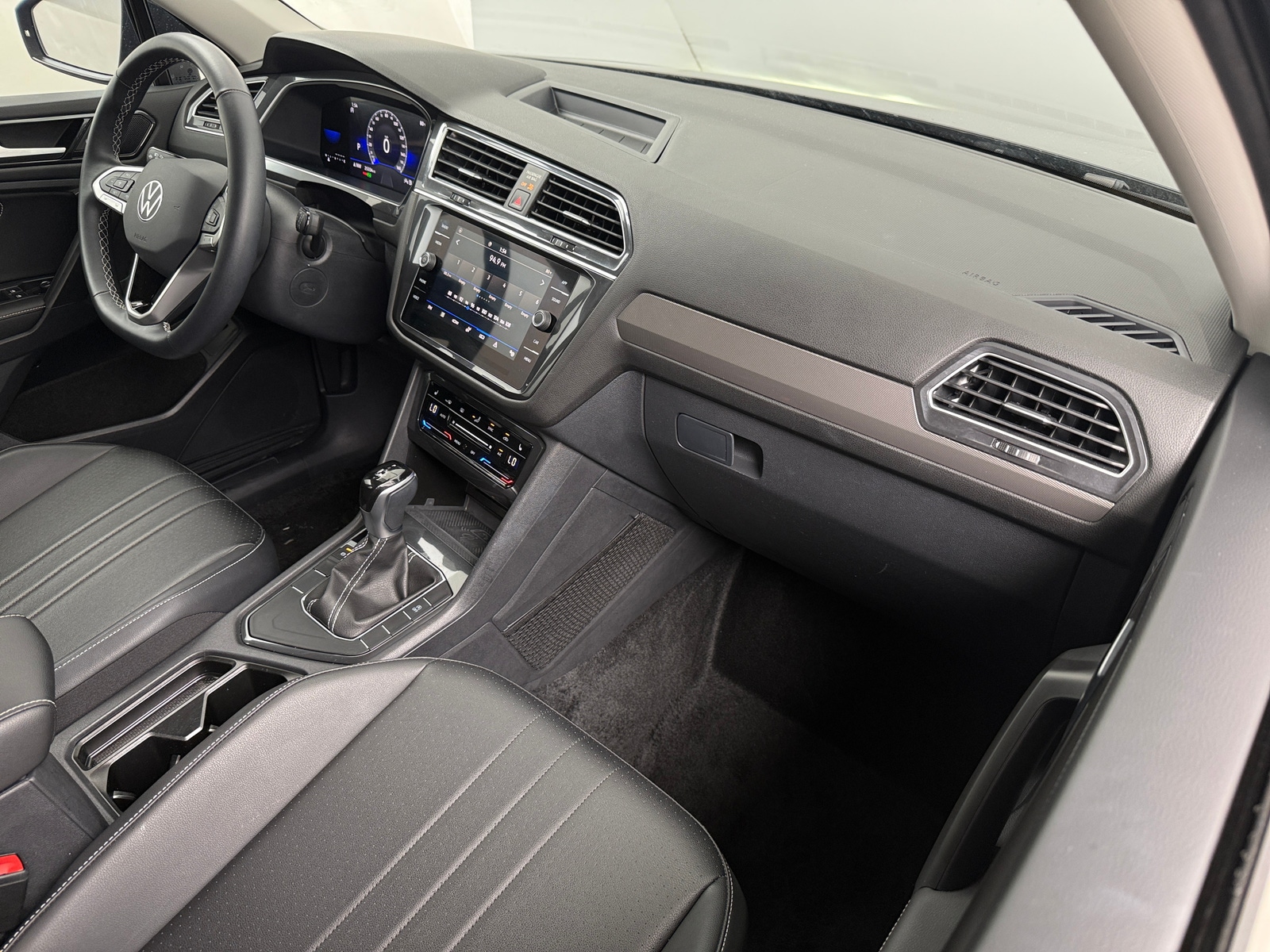 Thumbnail: 2024 Volkswagen Tiguan - 3