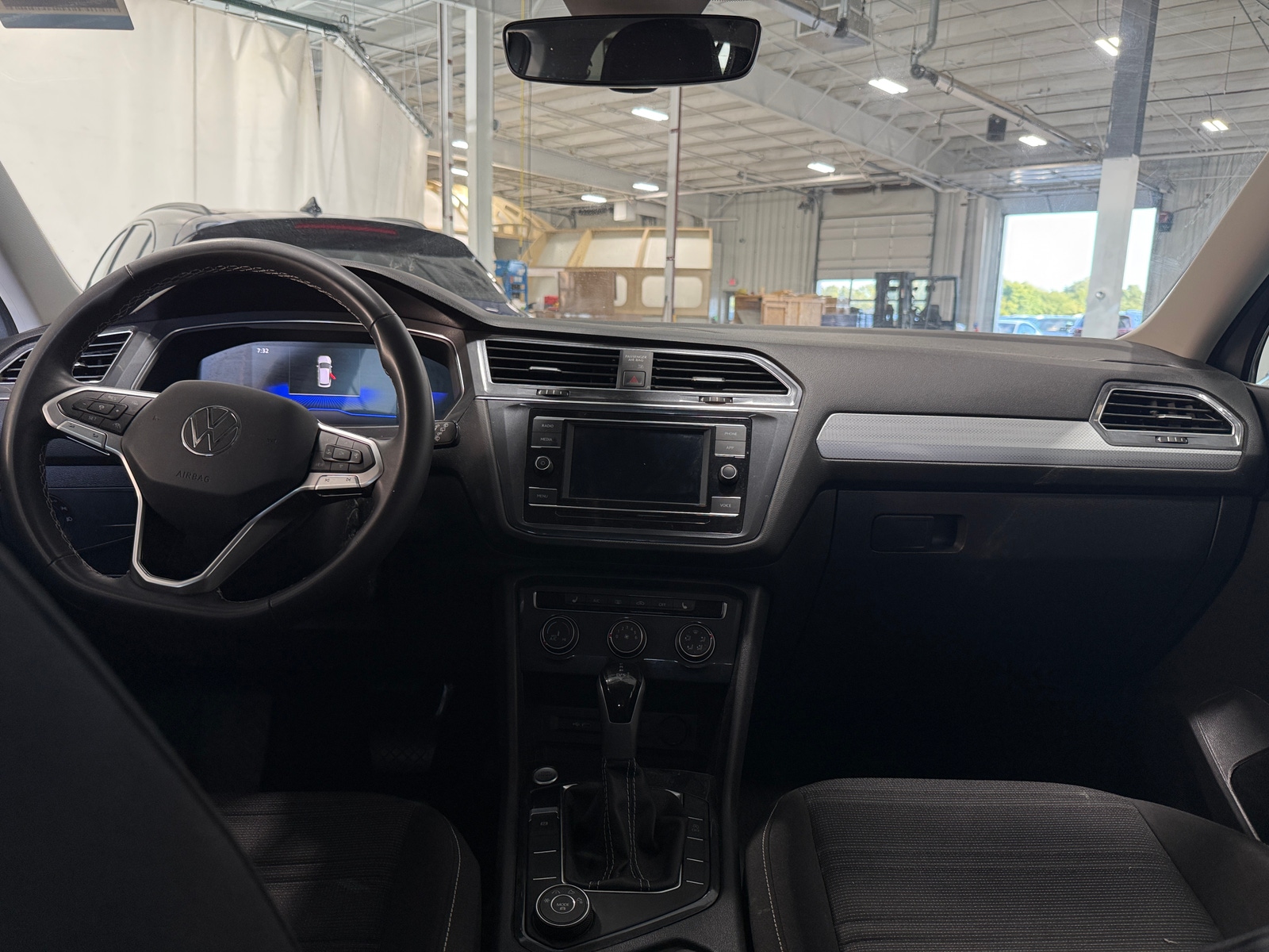 Thumbnail: 2023 Volkswagen Tiguan - 3