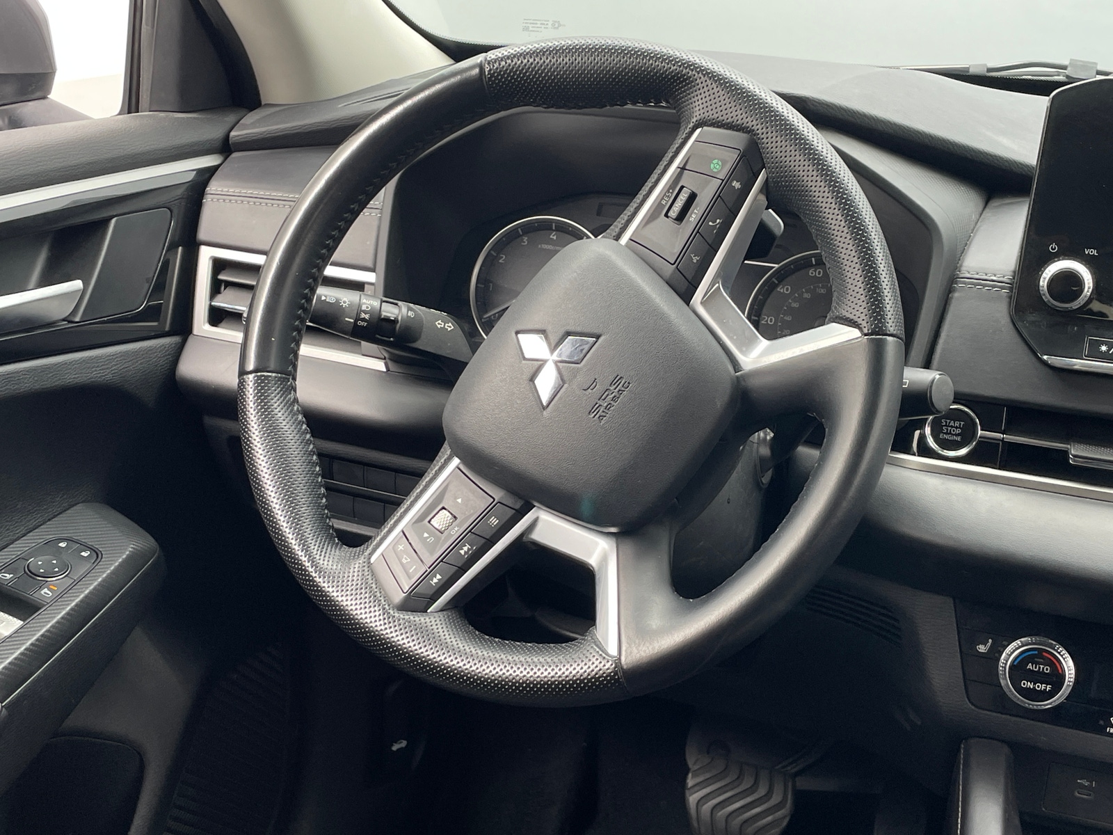 Thumbnail: 2022 Mitsubishi Outlander - 4