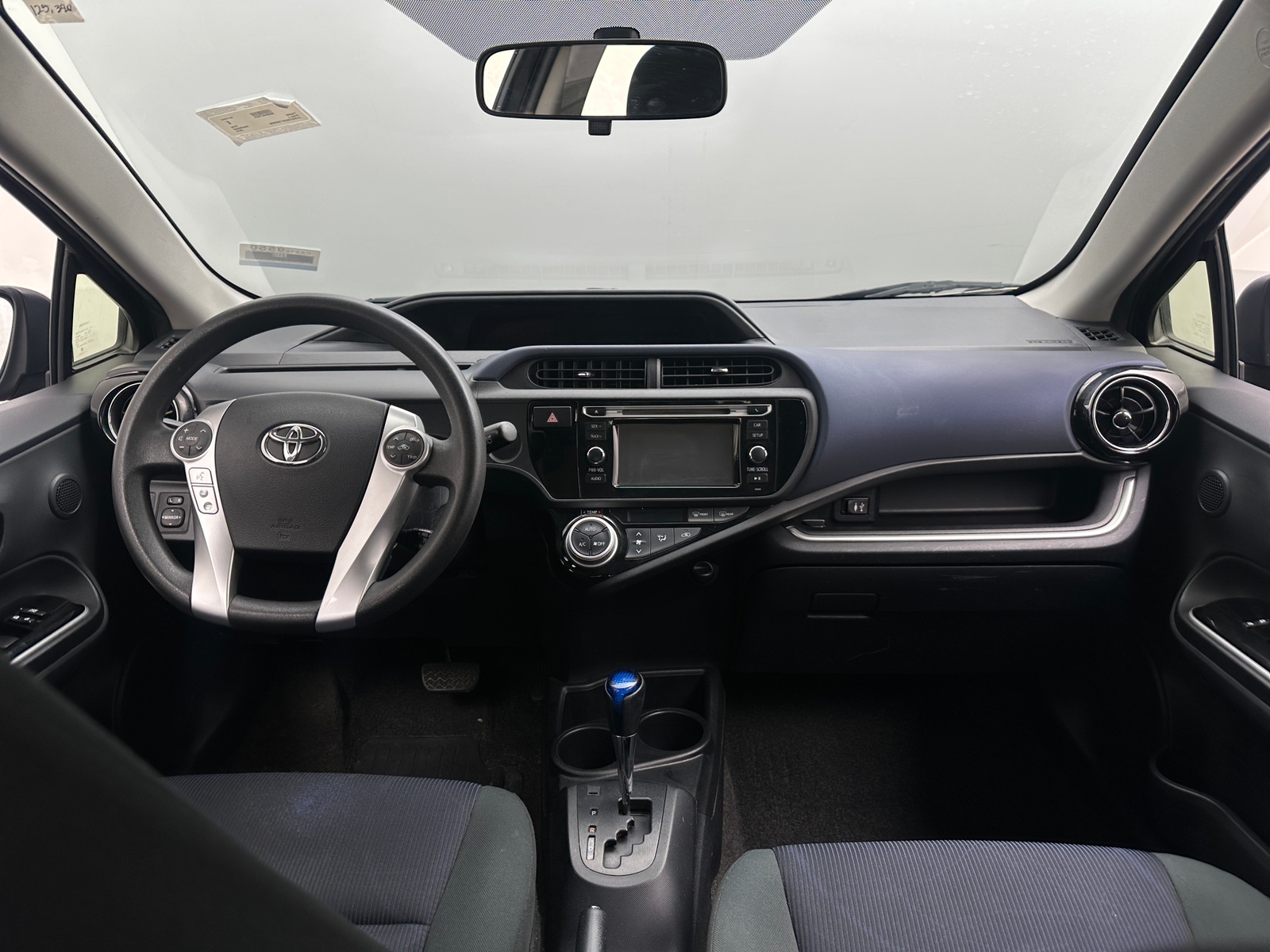 Thumbnail: 2015 Toyota Prius c - 3