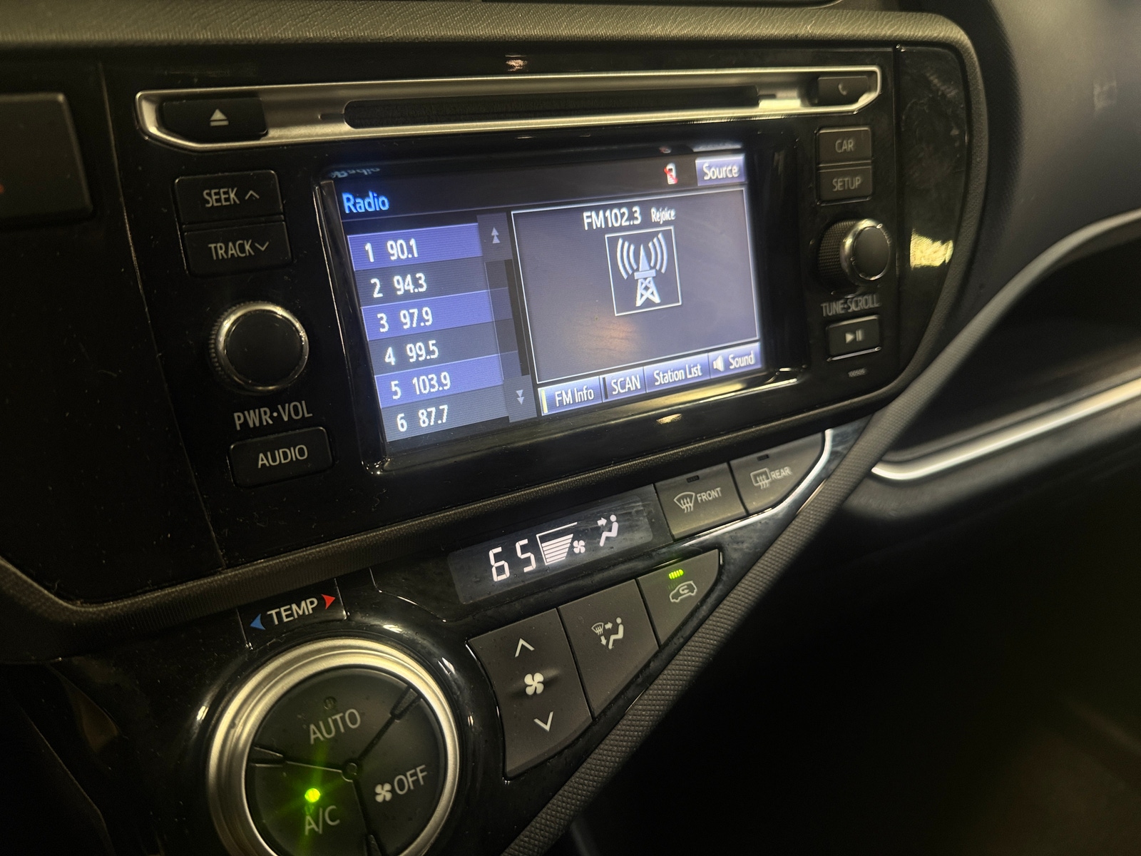 Thumbnail: 2015 Toyota Prius c - 4
