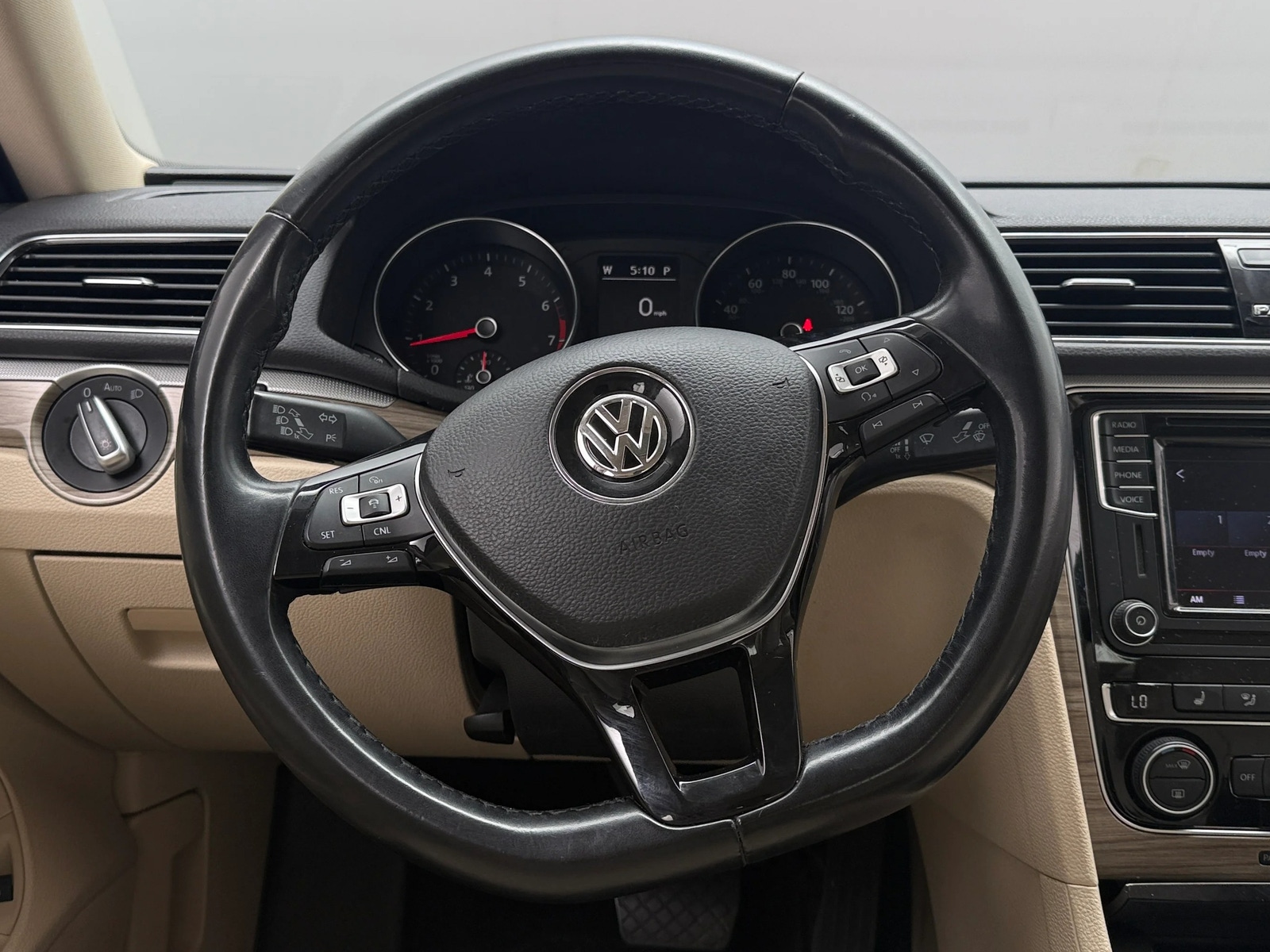 Thumbnail: 2018 Volkswagen Passat - 4