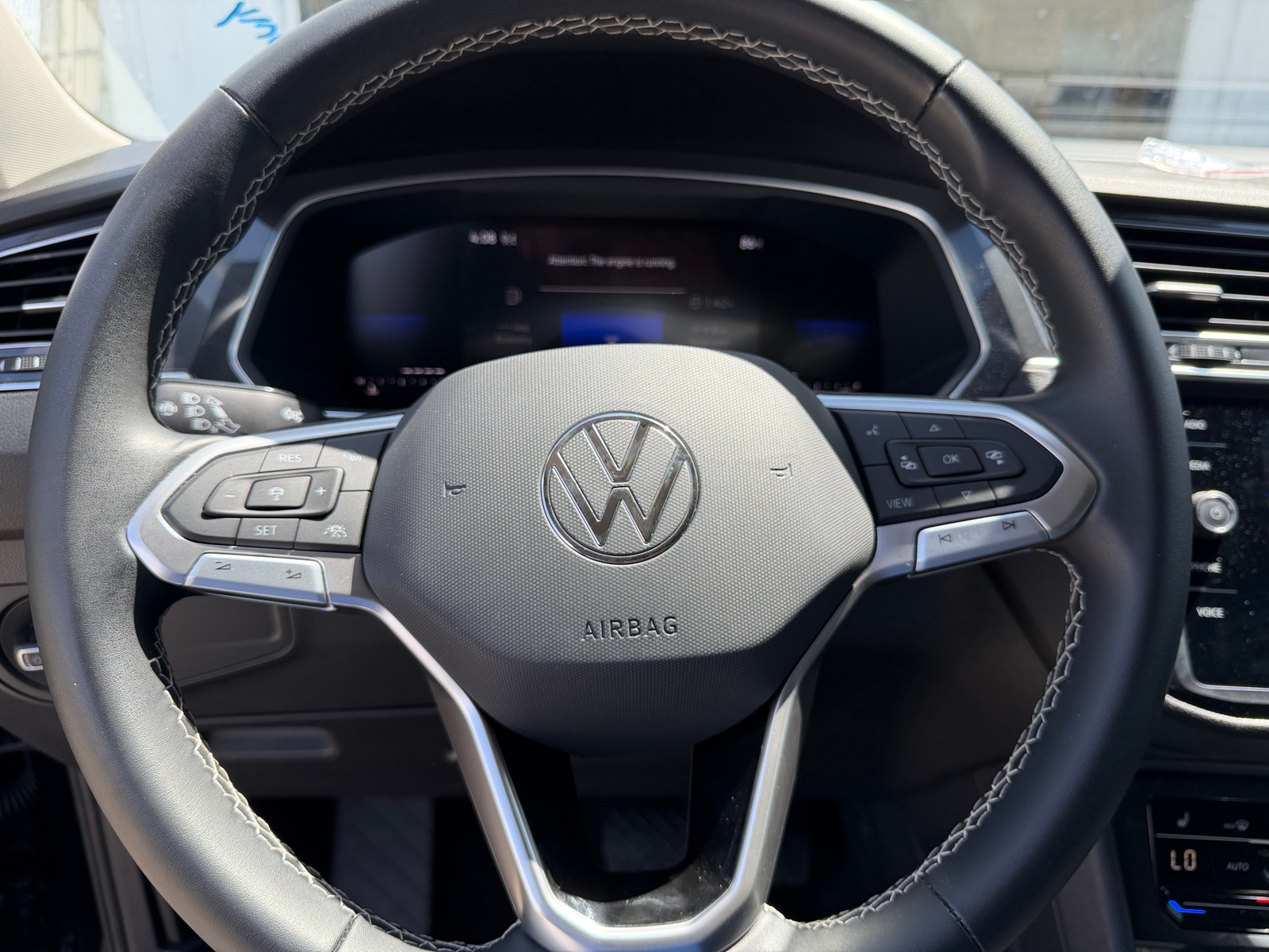 Thumbnail: 2023 Volkswagen Tiguan - 4