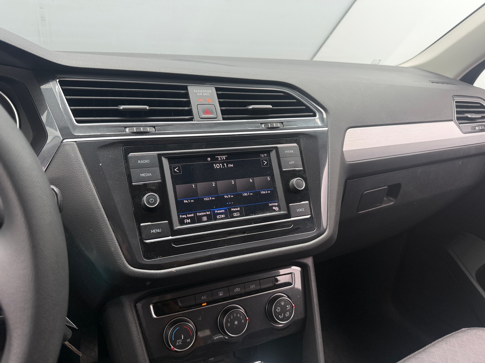 Thumbnail: 2020 Volkswagen Tiguan - 4