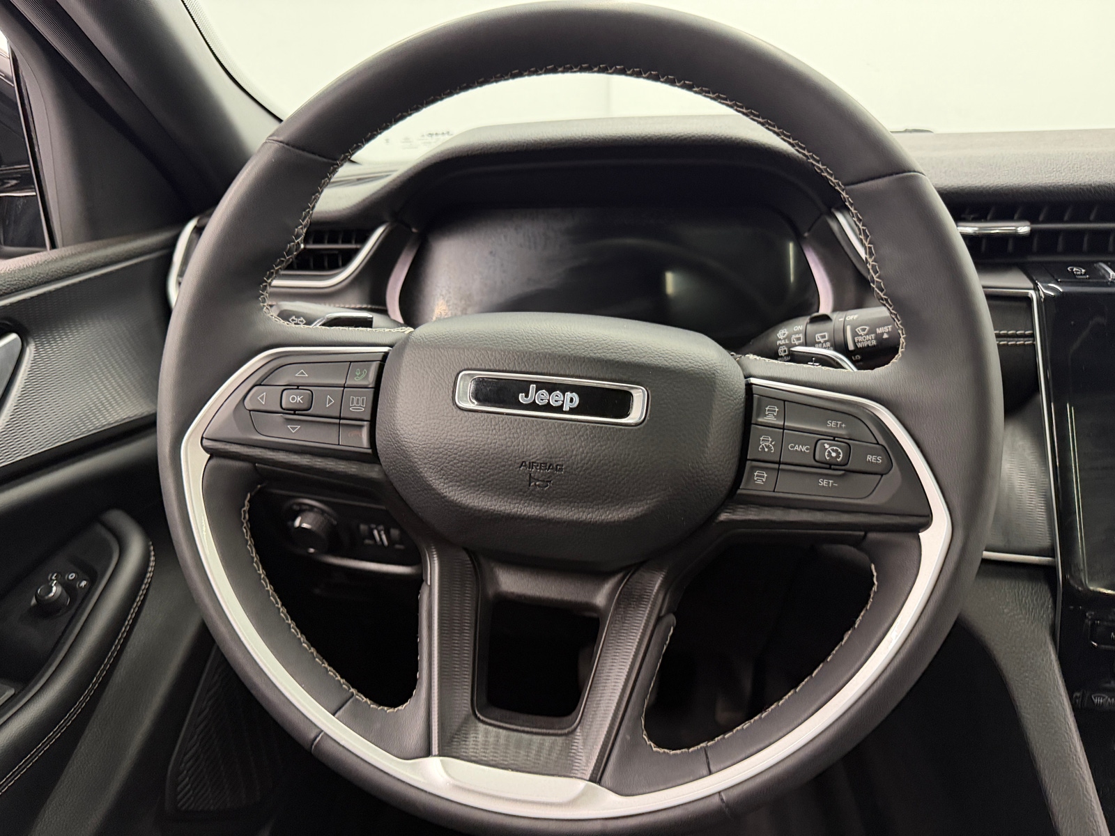 Thumbnail: 2023 Jeep Grand Cherokee L - 4