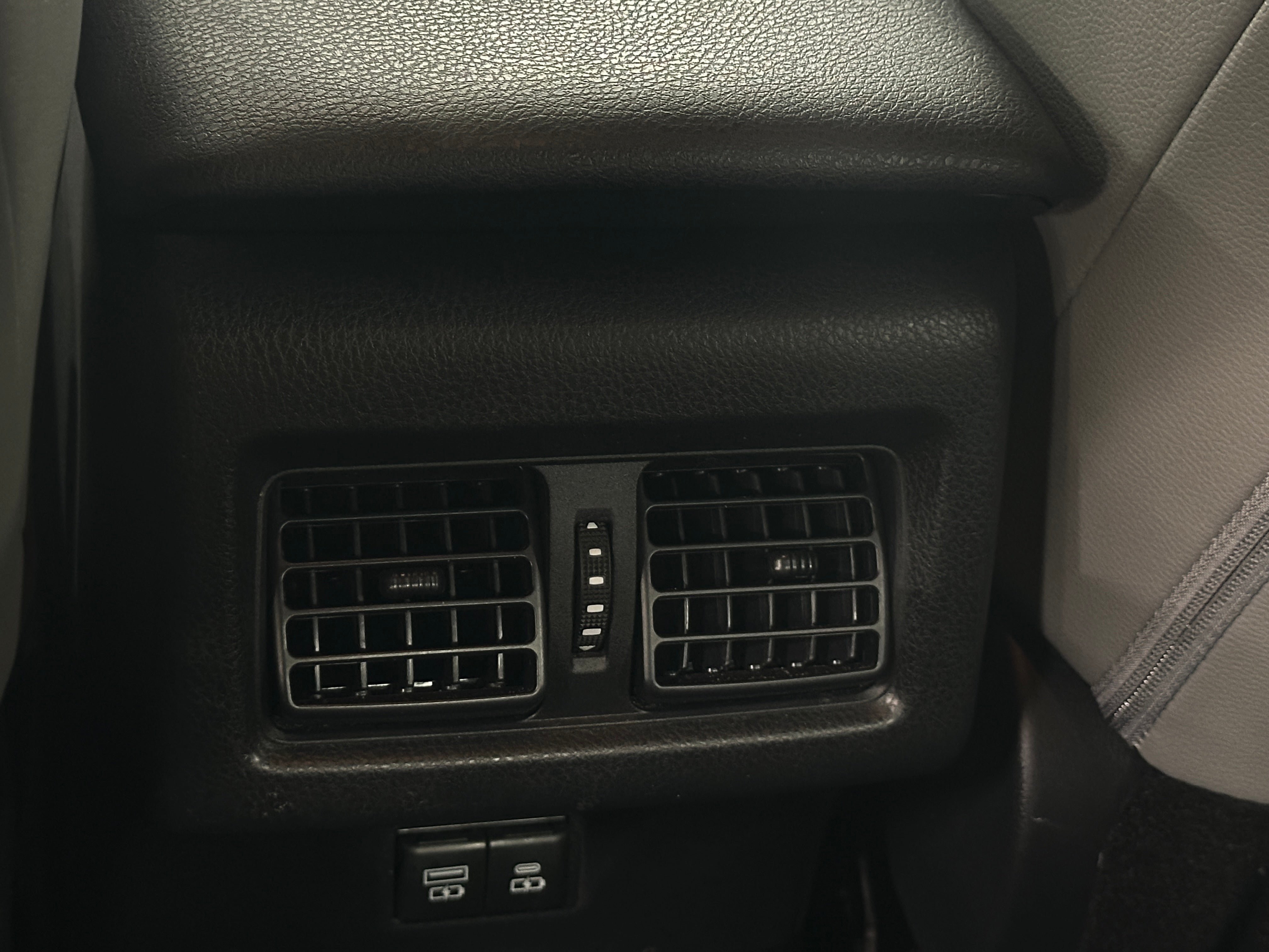 2025 Toyota Camry SE - Photo 5