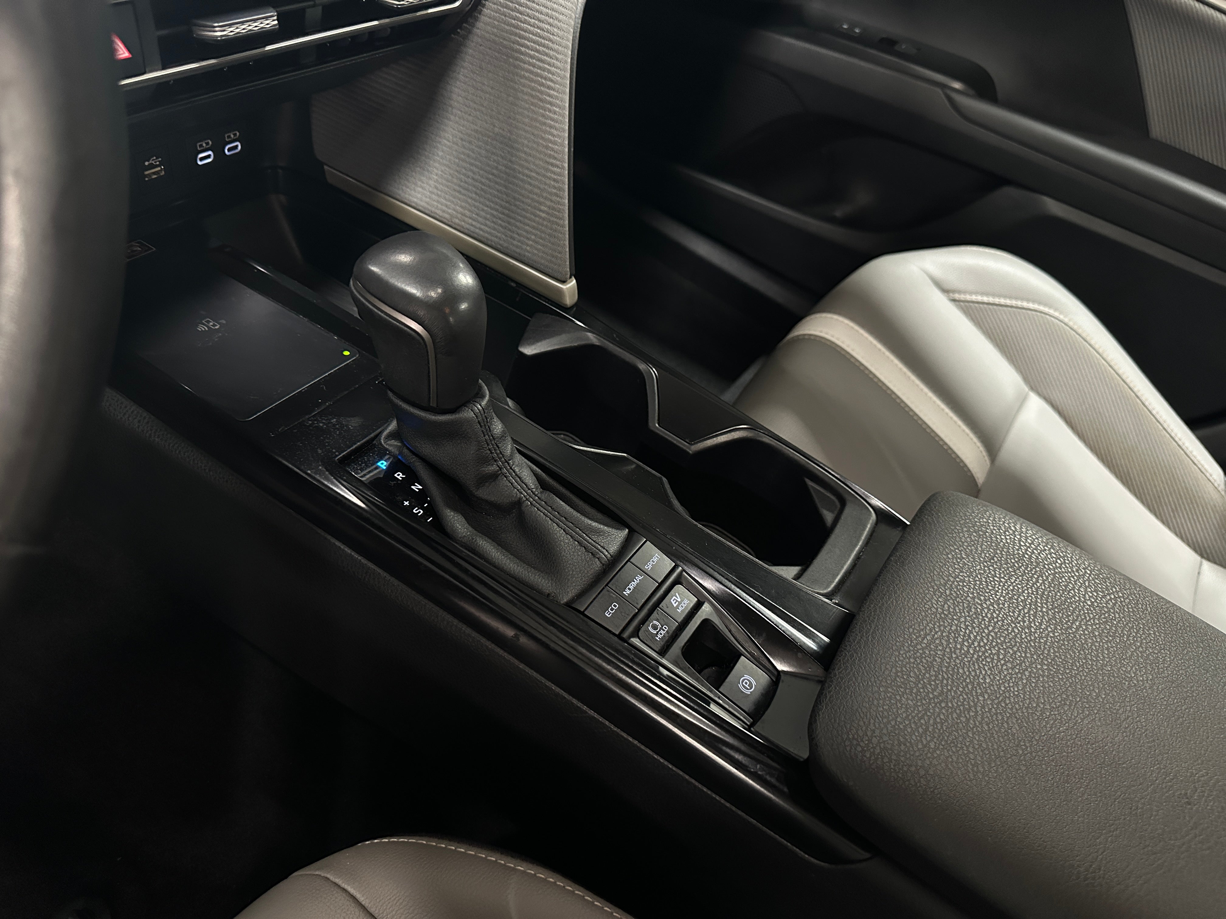 2025 Toyota Camry SE - Photo 7