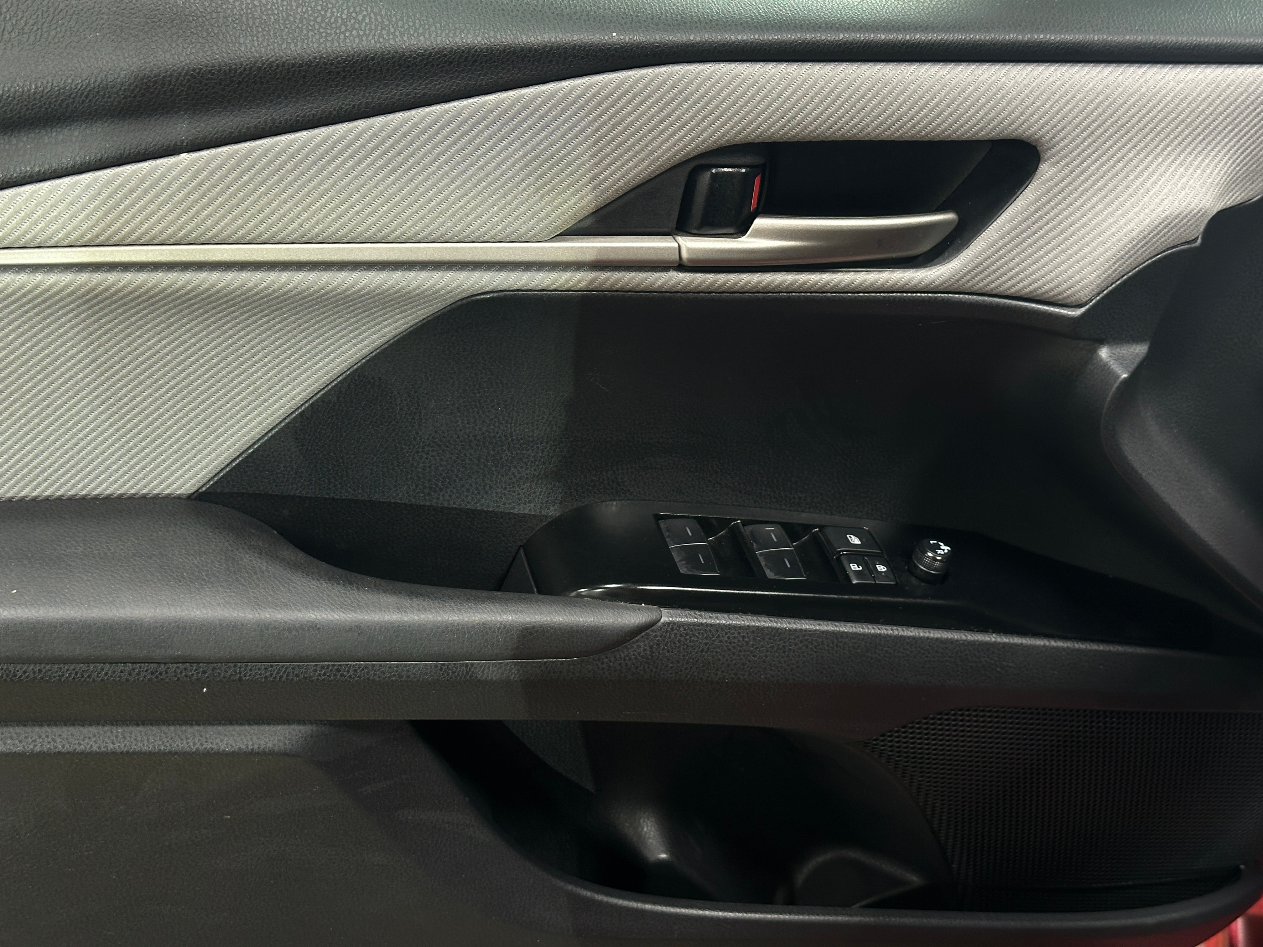 2025 Toyota Camry SE - Photo 10
