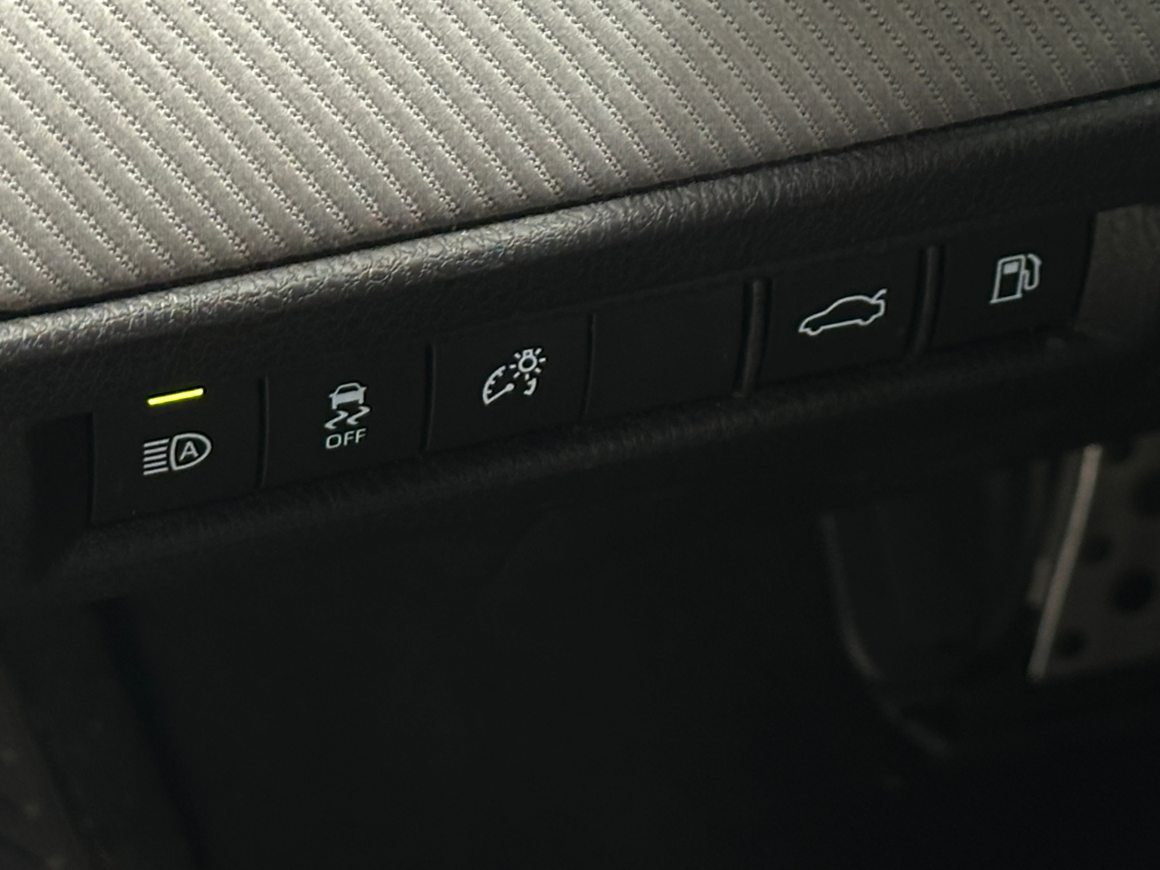 2025 Toyota Camry SE - Photo 3